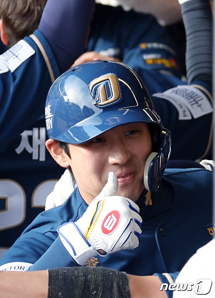 본문 이미지 - 22일 인천 SSG랜더스필드에서 열린 프로야구 '2023 신한은행 SOL KBO 포스트시즌' 준플레이오프 1차전 SSG 랜더스와 NC 다이노스의 경기 8회초 1사 주자 1루 상황 NC 김성욱이 좌중간 투런홈런을 때린 뒤 더그아웃으로 들어와 팀 동료들과 자축하고 있다. 2023.10.22/뉴스1 ⓒ News1 박정호 기자
