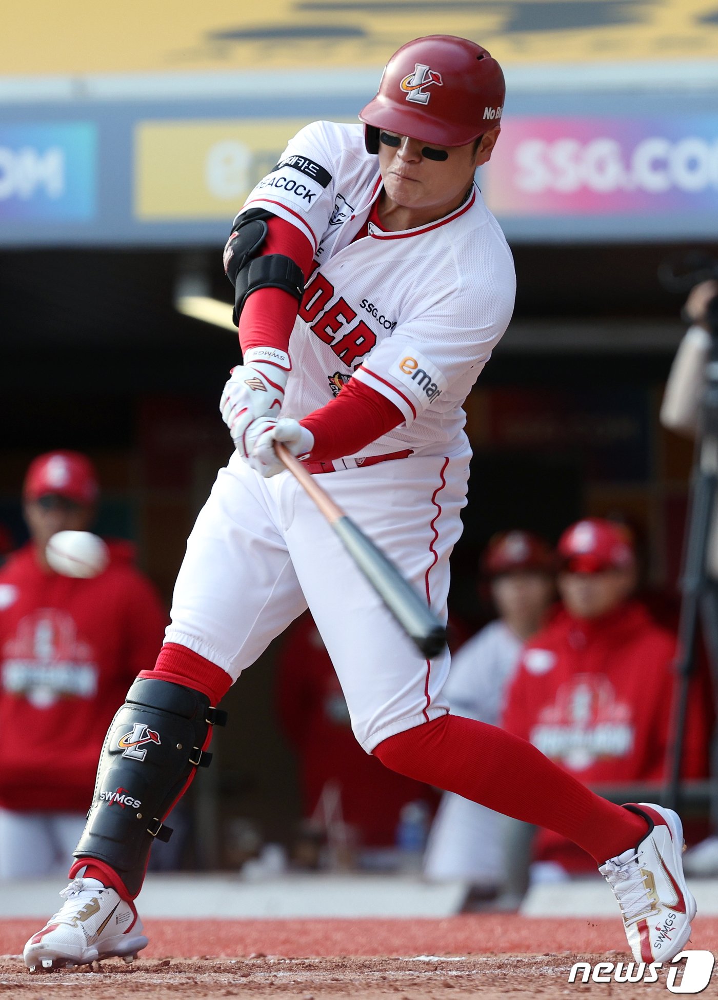 본문 이미지 - 22일 인천 SSG랜더스필드에서 열린 프로야구 &#39;2023 신한은행 SOL KBO 포스트시즌&#39; 준플레이오프 1차전 SSG 랜더스와 NC 다이노스의 경기 8회말 무사 주자 1루 상황 SSG 추신수가 안타를 날리고 있다. 2023.10.22/뉴스1 ⓒ News1 박정호 기자