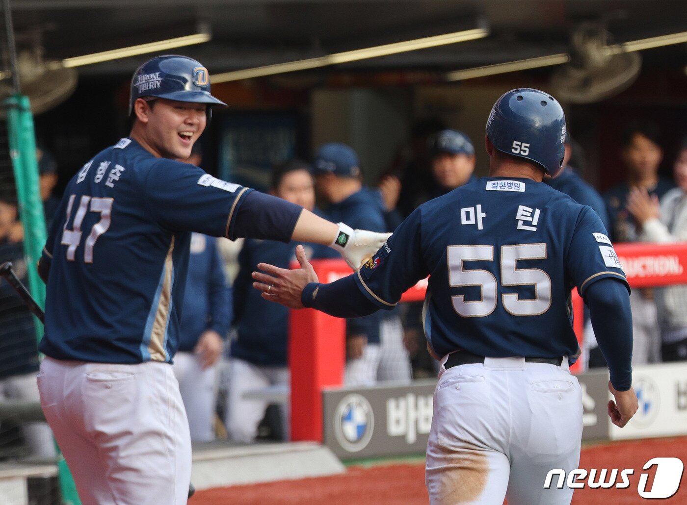 본문 이미지 - 22일 오후 인천 SSG랜더스필드에서 열린 프로야구 '2023 신한은행 SOL KBO 포스트시즌' 준플레이오프 1차전 SSG 랜더스와 NC 다이노스의 경기, 9회초 2사 2루 상황에서 NC 마틴이 서호철의 안타로 득점을 올린 뒤 더그아웃으로 향하고 있다. 2023.10.22/뉴스1 ⓒ News1 장수영 기자