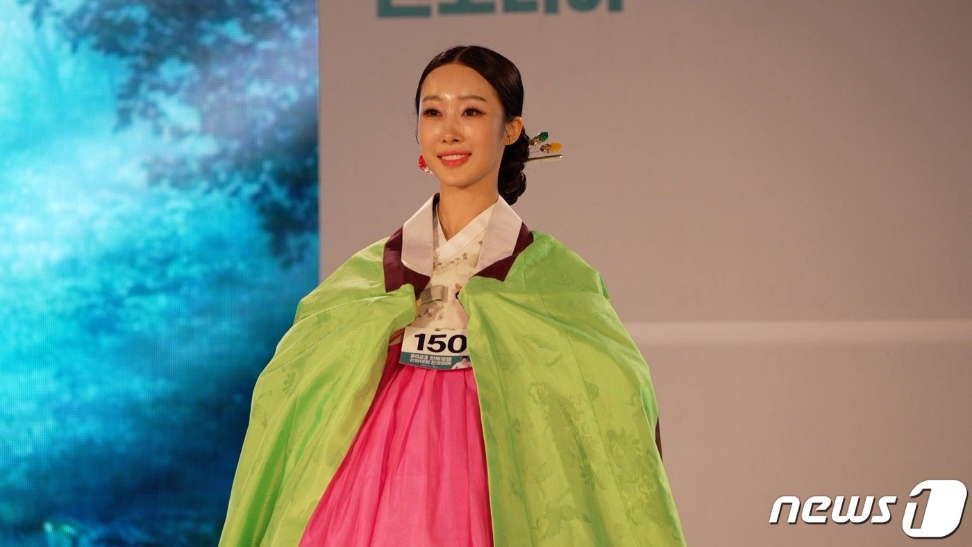 본문 이미지 - ‘2023 한복모델선발대회 인코리아’가 21일 전북 전주시 한국전통문화전당에서 열렸다. 사진은 대상을 수상한 강소명씨.(JTV제공)2023.10.22/뉴스1