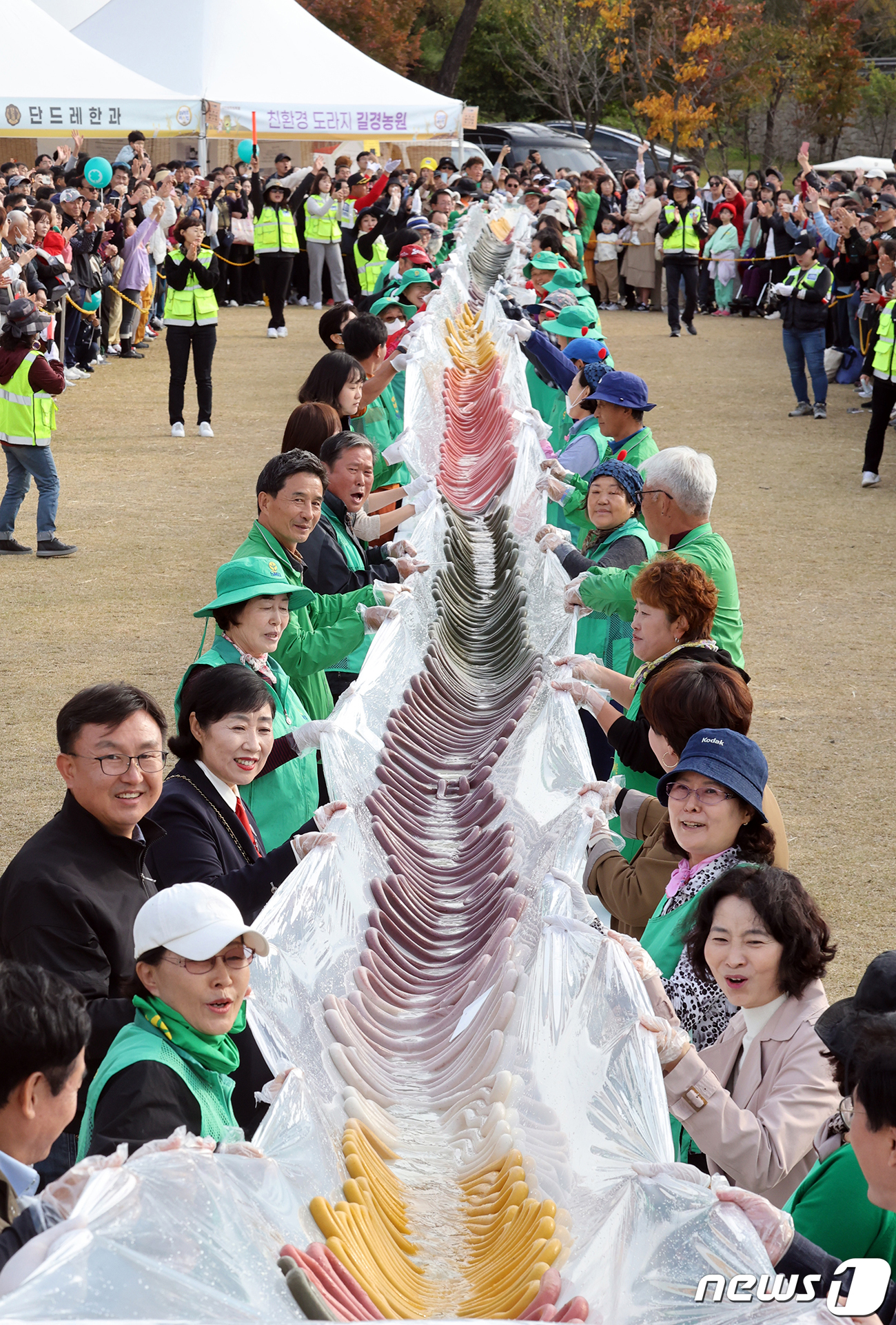 (서울=뉴스1) = 22일 오후 휴일을 맞아 이천농업테마공원에서 열린 '제22회 이천쌀문화축제'에서 600m 무지개 가래떡이 완성되고 있다. (이천시 제공) 2023.10.22/뉴 …