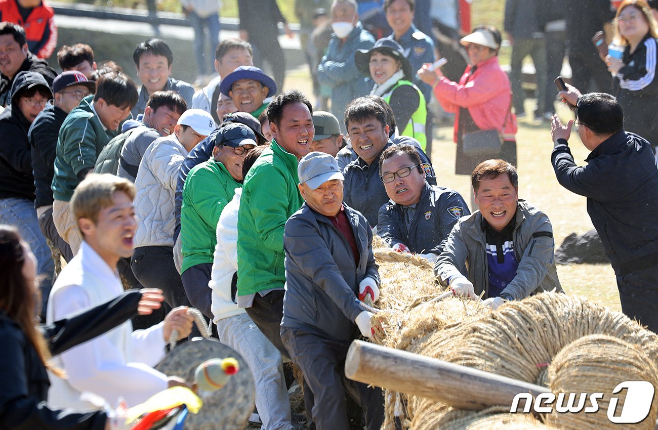 22일 오후 휴일을 맞아 이천농업테마공원에서 열린 &#39;제22회 이천쌀문화축제&#39;에서 웁면동 대항 줄다리기가 진행되고 있다. &#40;이천시 제공&#41; 2023.10.22/뉴스1