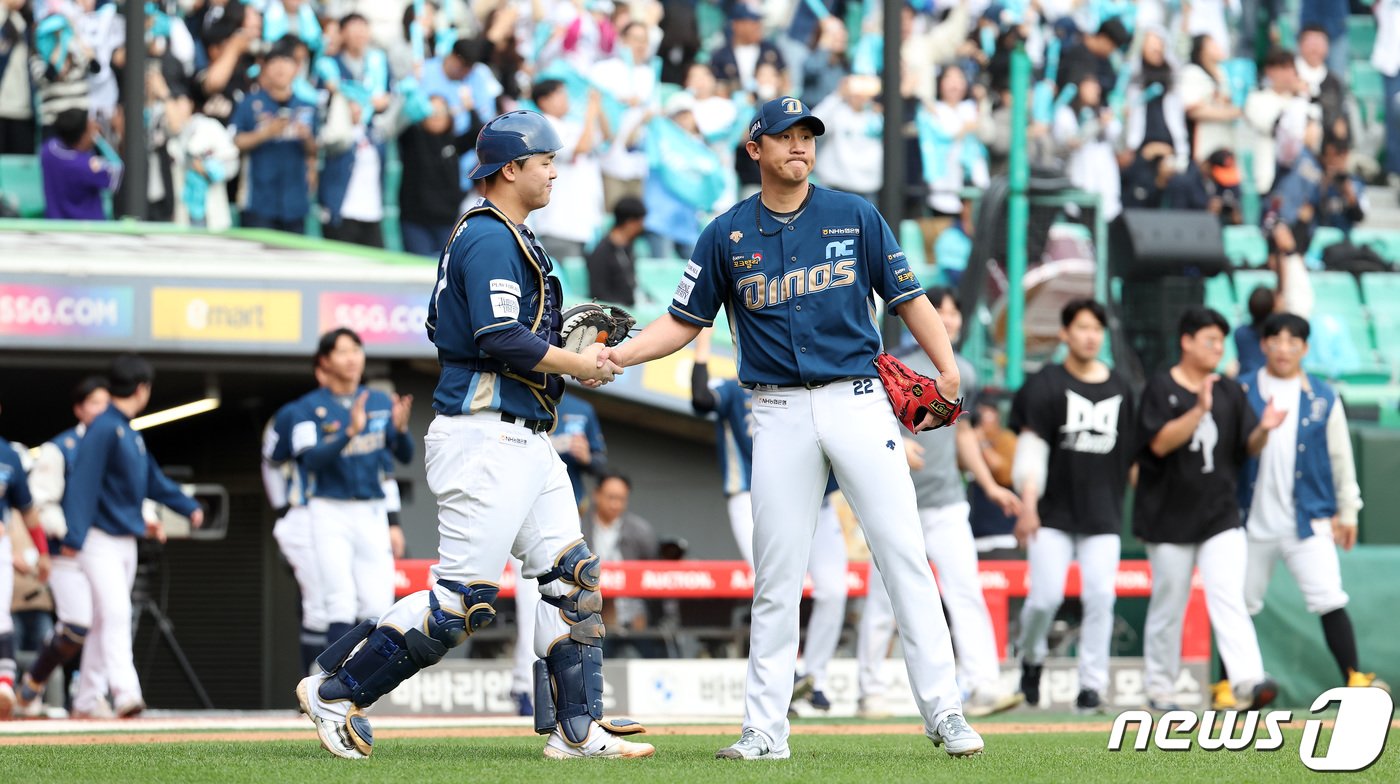 22일 오후 인천 미추홀구 문학동 SSG랜더스필드에서 열린 프로야구 &#39;2023 신한은행 SOL KBO 포스트시즌&#39; 준플레이오프 1차전 NC 다이노스와 SSG 랜더스의 경기에서 4대3 한 점차 승리를 거둔 NC 마무리투수 이용찬과 포수 김형준이 기쁨을 나누고 있다. 2023.10.22/뉴스1 ⓒ News1 이동해 기자