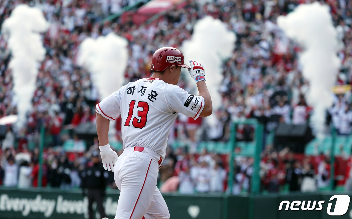 22일 인천 SSG랜더스필드에서 열린 프로야구 &#39;2023 신한은행 SOL KBO 포스트시즌&#39; 준플레이오프 1차전 SSG 랜더스와 NC 다이노스의 경기 9회말 무사 주자 1루 상황 SSG 하재훈이 투런홈런을 날린 뒤 베이스를 돌고 있다. 2023.10.22/뉴스1 ⓒ News1 박정호 기자