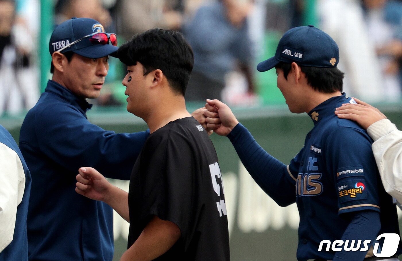 본문 이미지 - 22일 오후 인천 SSG랜더스필드에서 열린 프로야구 '2023 신한은행 SOL KBO 포스트시즌' 준플레이오프 1차전 SSG 랜더스와 NC 다이노스의 경기에서 4:3으로 승리를 거둔 NC 강인권 감독이 김성욱과 주먹을 맞대고 있다. 2023.10.22/뉴스1 ⓒ News1 장수영 기자