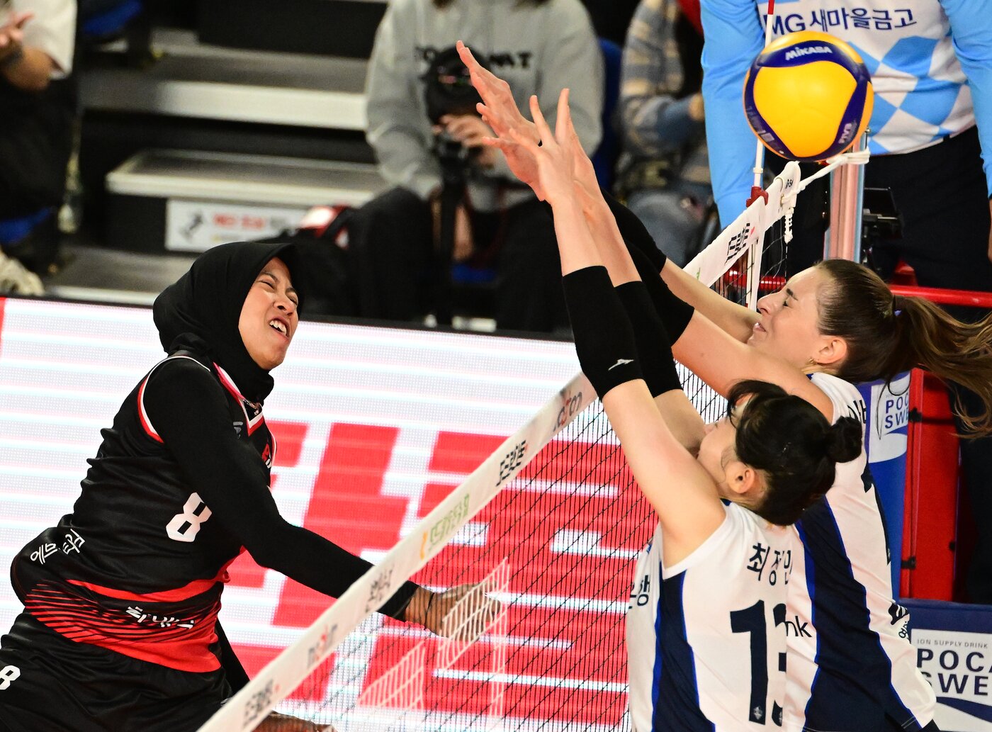 본문 이미지 - 정관장의 메가(왼쪽)(KOVO제공)  