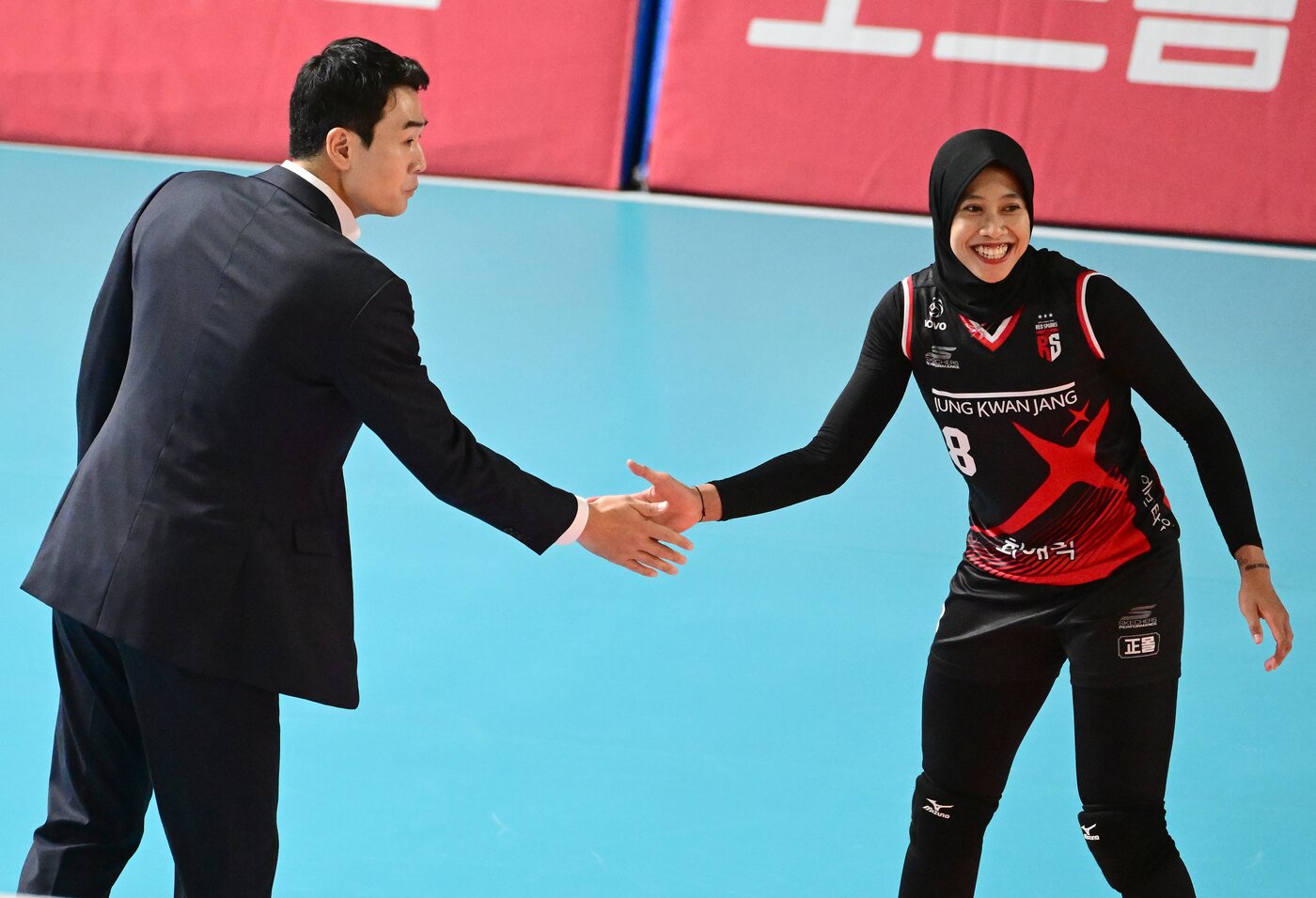 본문 이미지 -  고희진 감독(왼쪽)과 메가(오른쪽)(KOVO제공)