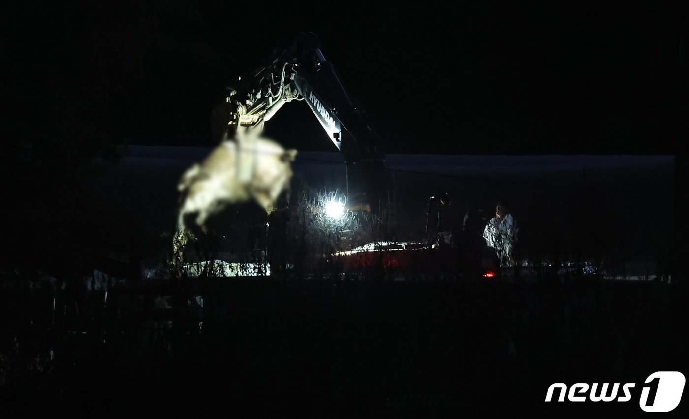 본문 이미지 - 22일 오후 소 바이러스성 질병인 &#39;럼피스킨병&#39;&#40;Lumpy Skin Disease&#41;&#39; 확진 사례가 나온 경기 김포시 하성면 축산농가에서 방역 관계자들이 살처분을 하고 있다. 2023.10.22/뉴스1 ⓒ News1 김도우 기자