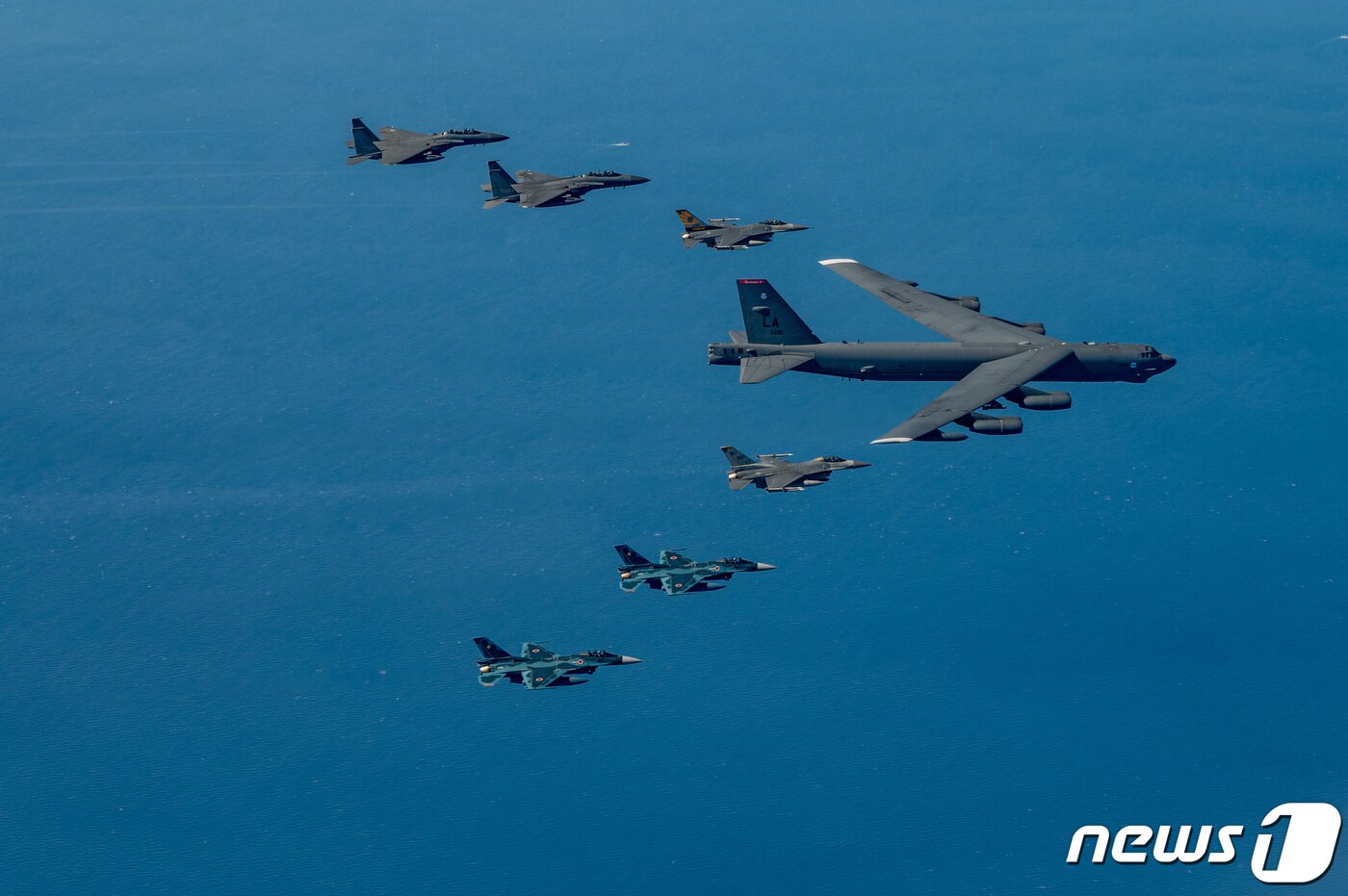 본문 이미지 - 한미 공군과 일본 항공자위대가 참가한 공중훈련. (미 공군 제공) 2023.10.22/뉴스1
