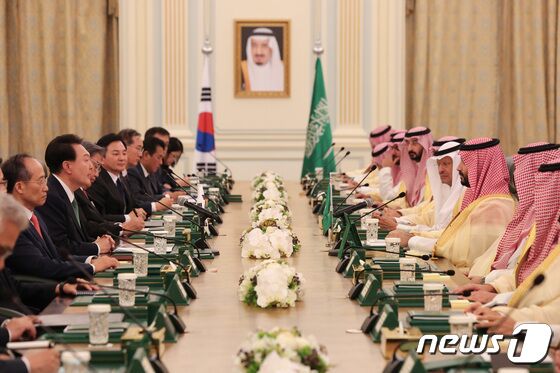 윤석열 대통령이 22일(현지시간) 사우디아라비아 리야드 야마마궁에서 무함마드 빈 살만 빈 압둘아지즈 알 사우드 왕세자 겸 총리와 한·사우디 확대회담을 하고 있다. (대통령실 홈페이지) 2023.10.22/뉴스1 © News1 오대일 기자