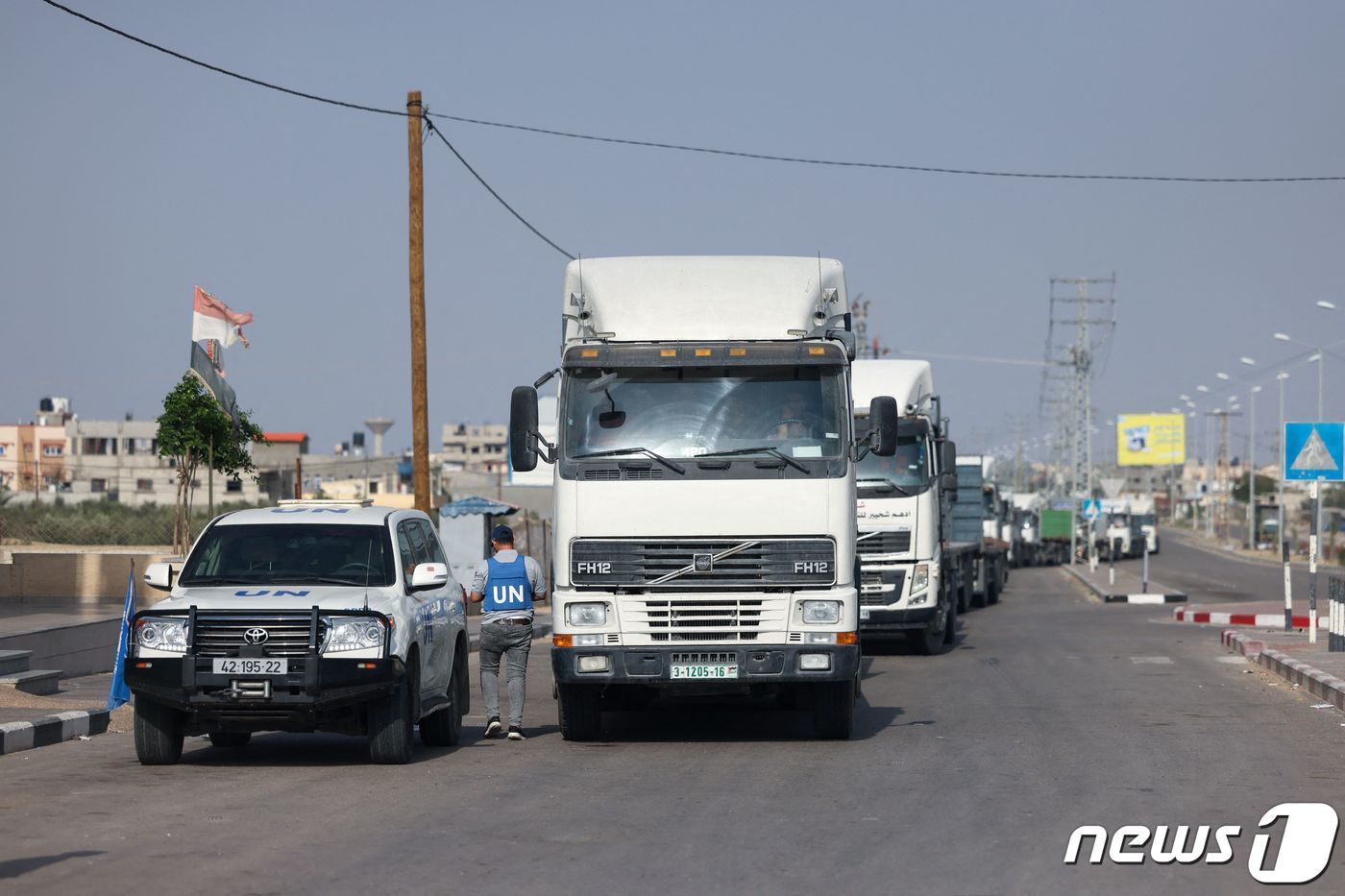 본문 이미지 - 22일(현지시간) 구호품을 실은 트럭들이 이집트에서 라파 통행로를 거쳐 가자지구로 진입하고 있다. 2023.10.22/뉴스1 ⓒ AFP=뉴스1 ⓒ News1 김민수 기자
