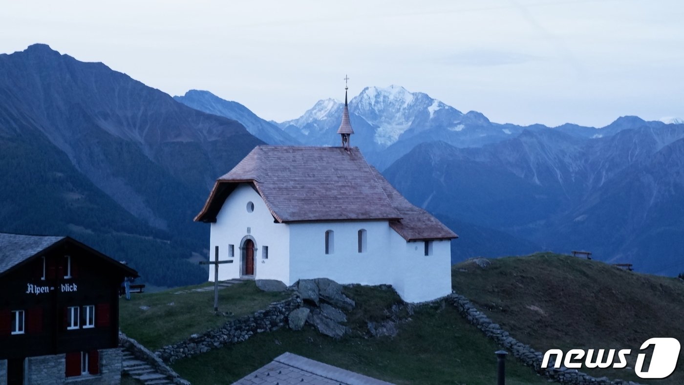본문 이미지 - 마을 명소이자 일출 사진 촬영 명소로 알려진 마리아 춤 슈네(Maria zum Schnee) 예배당ⓒ News1   