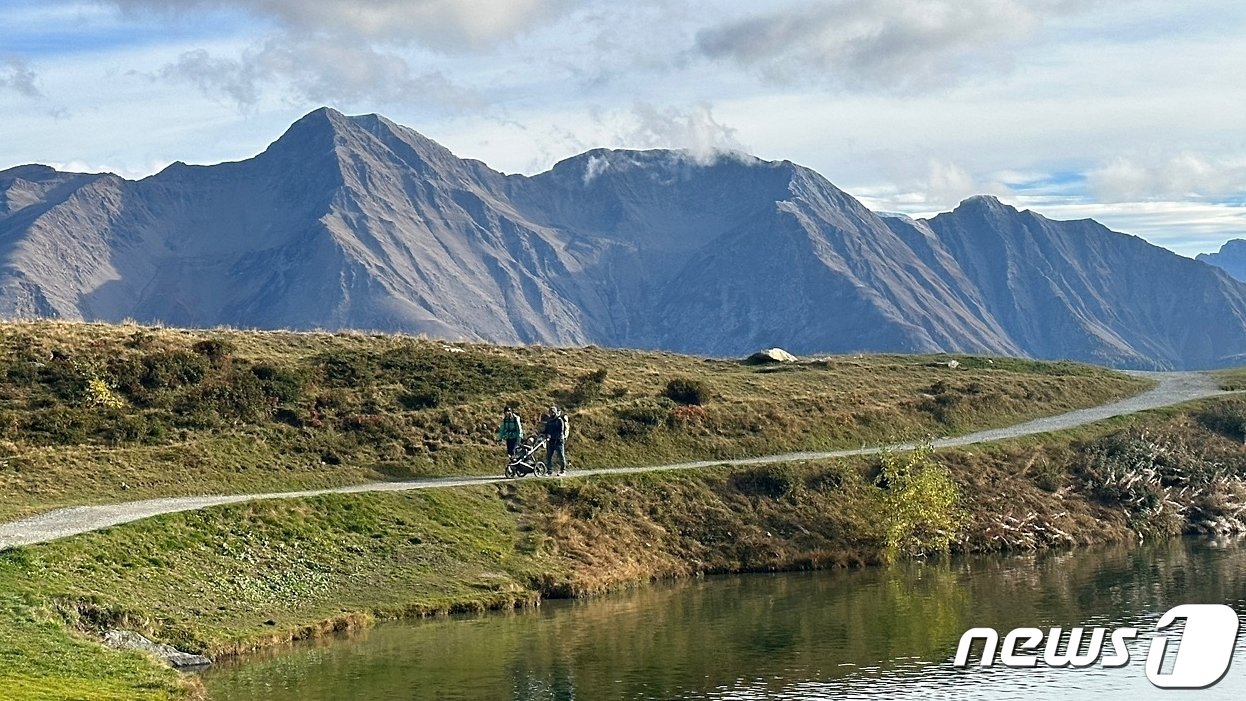본문 이미지 - 휠체어나 유모차로도 쉽게 이동할 수 있는 베트머제 호수ⓒ News1   