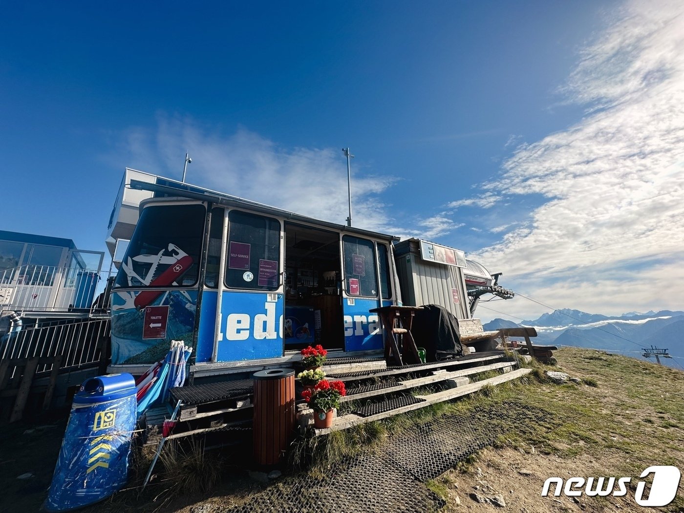 본문 이미지 - 무스플루 전망대 옆에 자리한 바 뷰베트 ⓒ News1