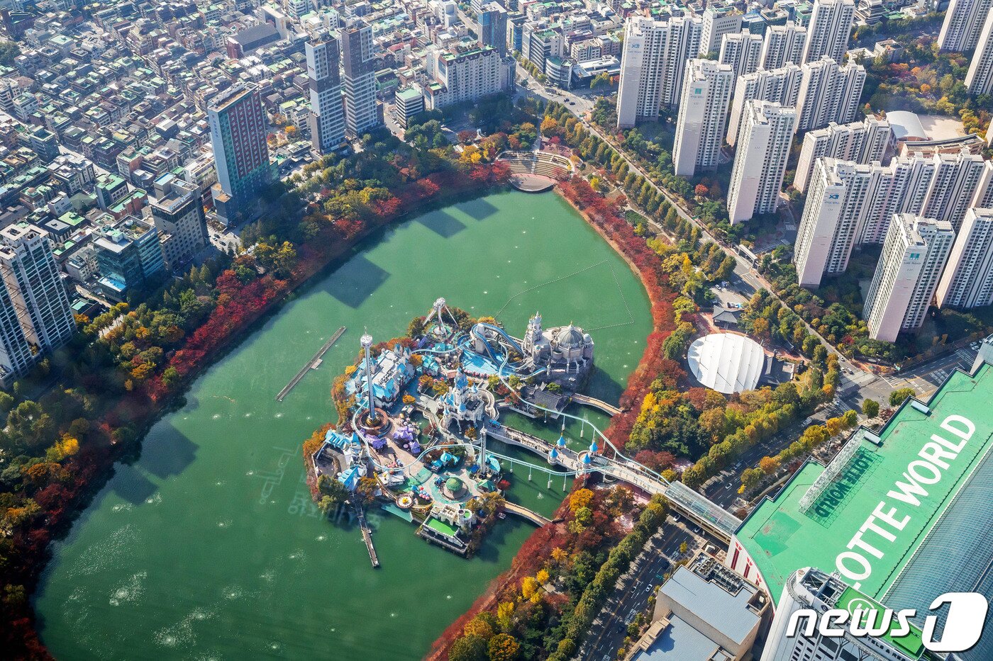본문 이미지 - 서울스카이에서 바라본 매직아일랜드(롯데월드 어드벤처 제공)