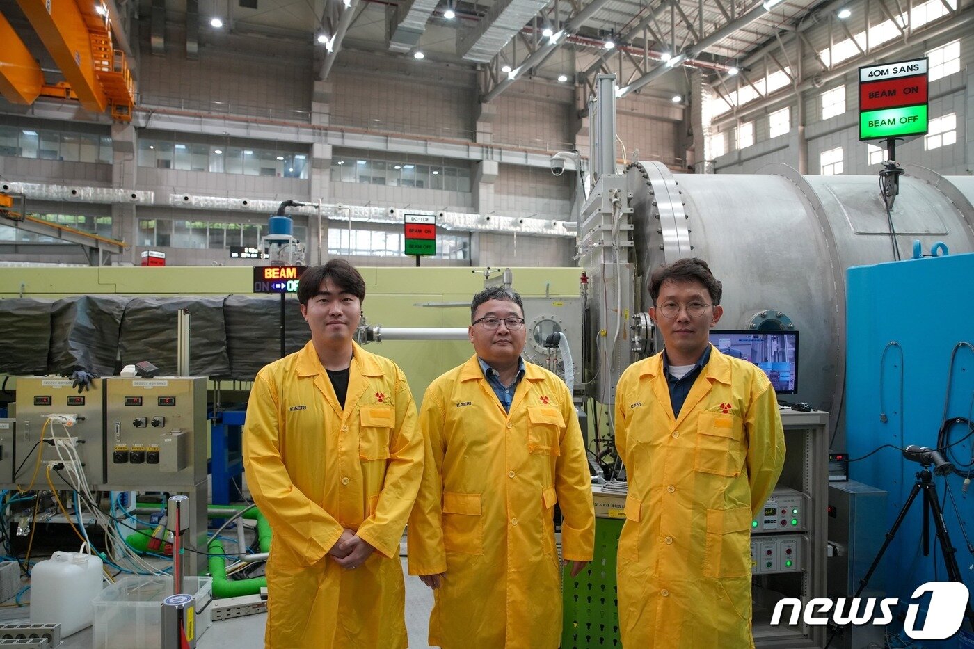 본문 이미지 - 하나로 냉중성자 연구시설(40M 중성자소각산란장치) 및 연구진. 왼쪽부터 송석현 중성자과학부 학연학생(주저자), 한영수 중성자과학부장, 김형섭 중성자과학부 선임연구원(교신저자) (원자력연구원 제공)/뉴스1
