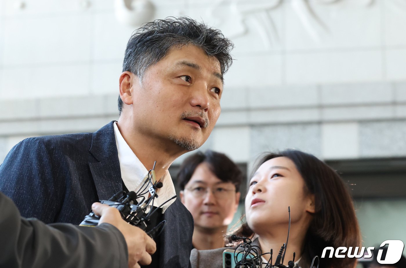 본문 이미지 - 김범수 카카오 미래이니셔티브센터장이 23일 오전 SM엔터테인먼트 주가 시세조종 의혹과 관련한 조사를 받기 위해 서울 여의도 금융감독원으로 출석하고 있다. 2023.10.23/뉴스1 ⓒ News1 김민지 기자