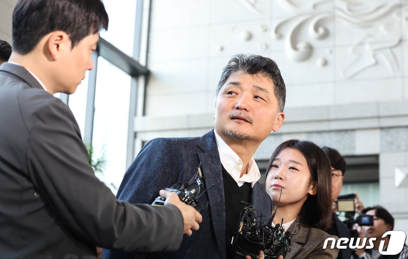 본문 이미지 - 김범수 카카오 미래이니셔티브센터장이 23일 오전 SM엔터테인먼트 주가 시세조종 의혹과 관련한 조사를 받기 위해 서울 여의도 금융감독원으로 출석하고 있다. 2023.10.23/뉴스1 ⓒ News1 김민지 기자