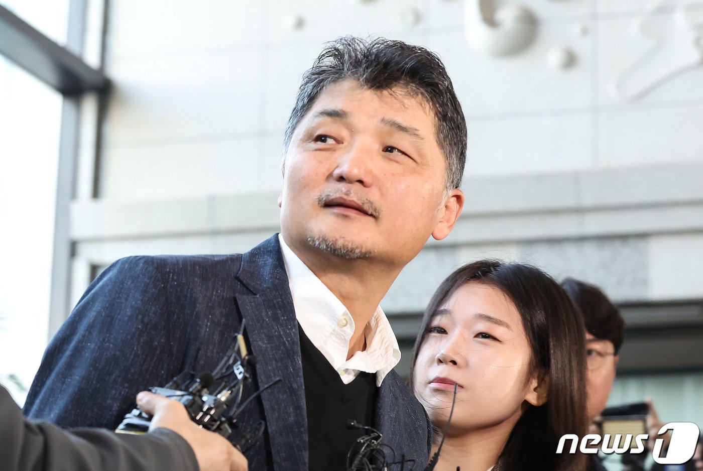 본문 이미지 - 김범수 카카오 미래이니셔티브센터장이 23일 오전 SM엔터테인먼트 주가 시세조종 의혹과 관련한 조사를 받기 위해 서울 여의도 금융감독원으로 출석하고 있다. 2023.10.23/뉴스1 ⓒ News1 김민지 기자