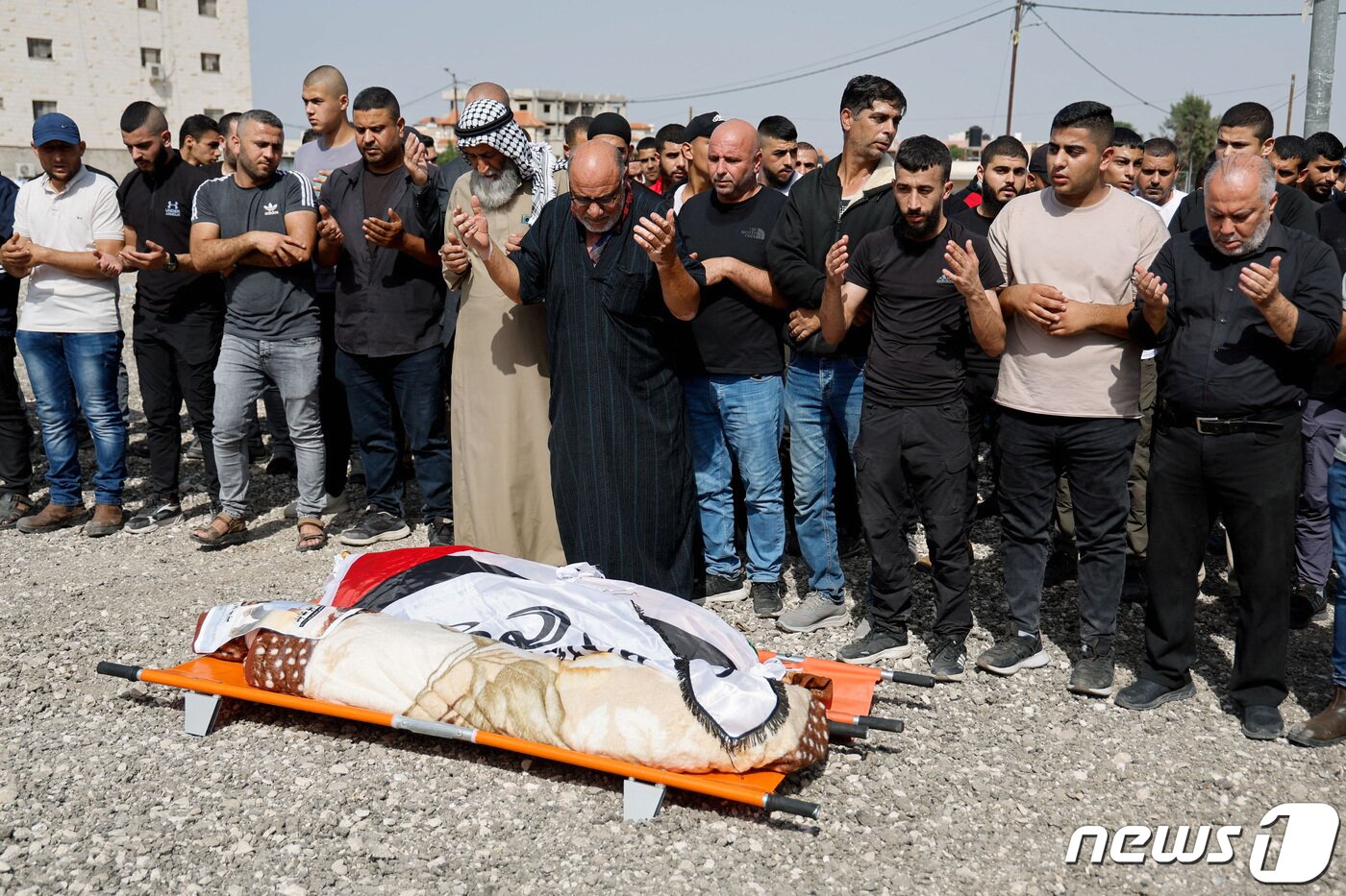 본문 이미지 - 22일 (현지시간) 팔레스타인 무장 정파 하마스와 지상 작전을 준비 중인 이스라엘 군의 공습을 받아 숨진 팔레스타인 인의 장례식이 진행되는 서안 지구의 제인 난민 캠프에서 주민들이 애도를 하고 있다. 2023.10.23 ⓒ 로이터=뉴스1 ⓒ News1 우동명 기자