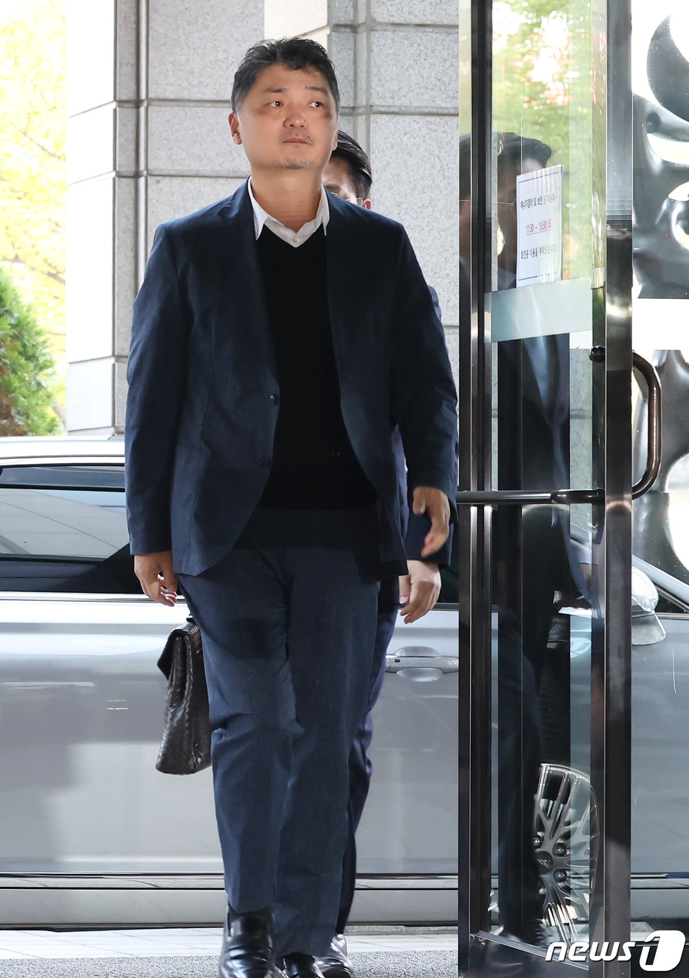 본문 이미지 - 김범수 카카오 미래이니셔티브센터장이 23일 오전 SM엔터테인먼트 주가 시세조종 의혹과 관련한 조사를 받기 위해 서울 여의도 금융감독원으로 출석하고 있다. 2023.10.23/뉴스1 ⓒ News1 김민지 기자