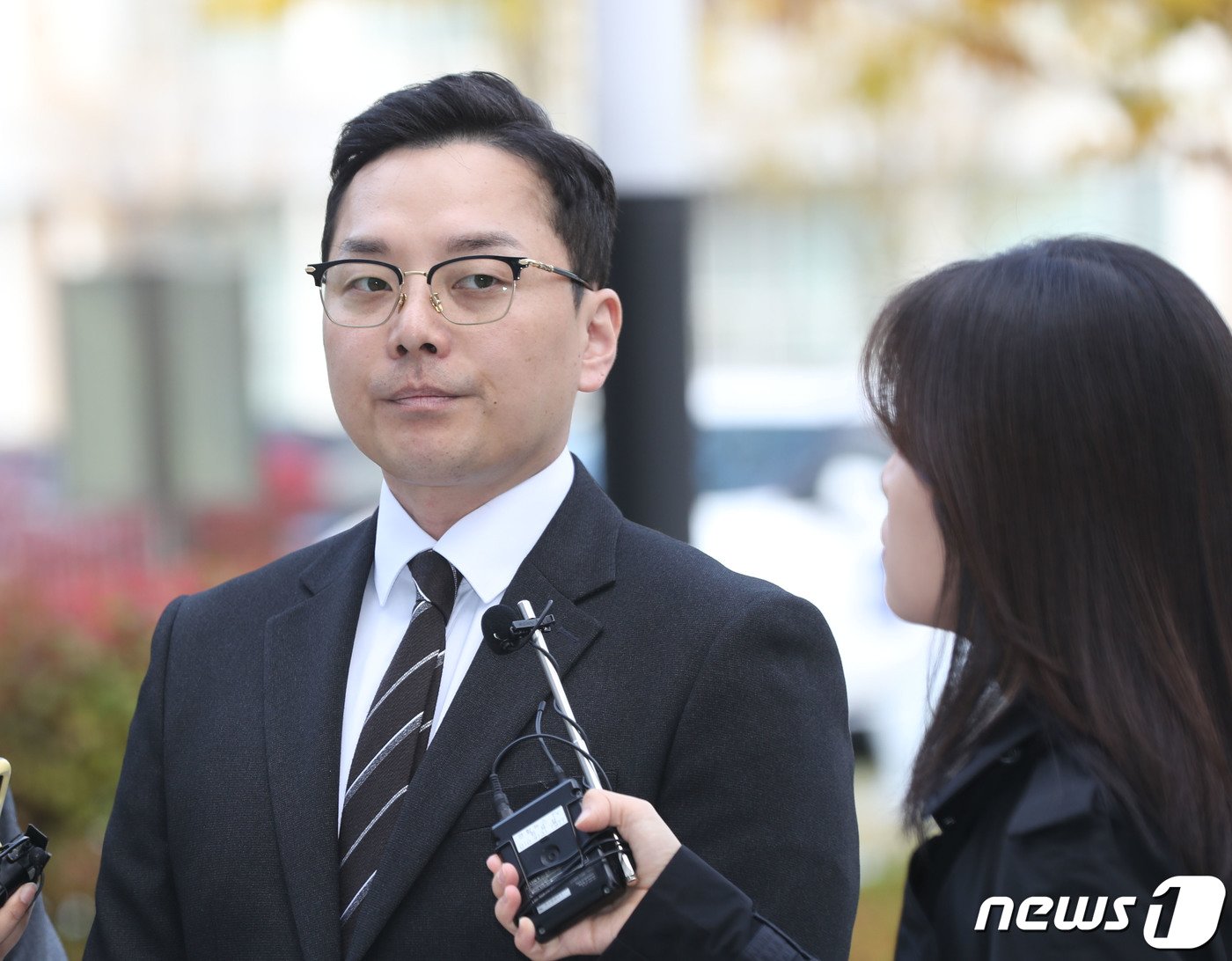 본문 이미지 - 이재명 더불어민주당 대표의 부인 김혜경씨가 경기도 법인카드를 유용했다는 의혹을 제기한 공익제보자, 전 경기도청 별정직 직원 조명현씨가 23일 오전 경기 수원시 영통구 수원지방검찰청 앞에서 검찰 조사를 앞두고 기자회견을 하고 있다. 2023.10.23/뉴스1 ⓒ News1 김영운 기자