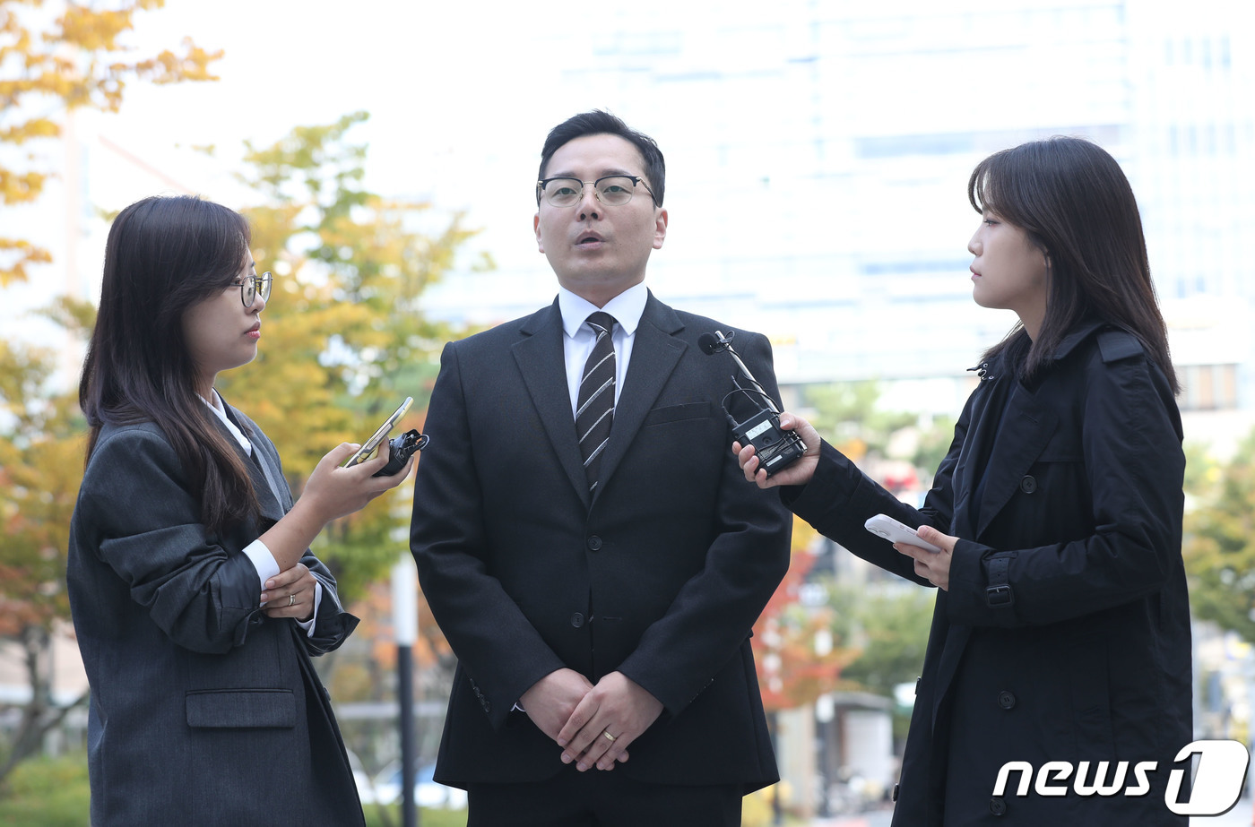 (수원=뉴스1) 김영운 기자 = 이재명 더불어민주당 대표의 부인 김혜경씨가 경기도 법인카드를 유용했다는 의혹을 제기한 공익제보자, 전 경기도청 별정직 직원 조명현씨가 23일 오전 …