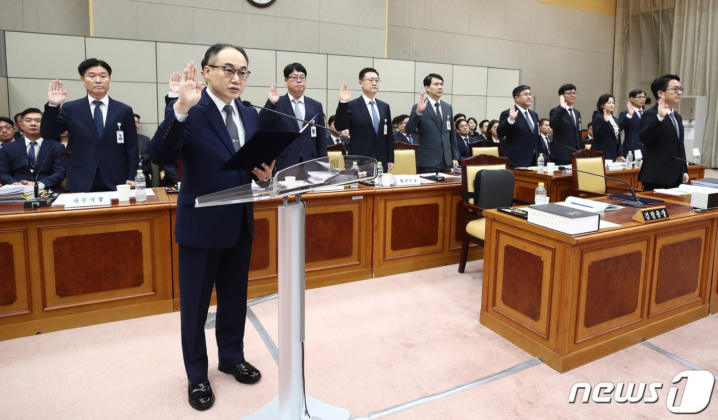 이원석 검찰총장이 23일 서울 서초구 대검찰청에서 열린 국회 법제사법위원회의 대검찰청에 대한 국정감사에서 증인 선서를 하고 있다. 2023.10.23/뉴스1 ⓒ News1 박세연 기자