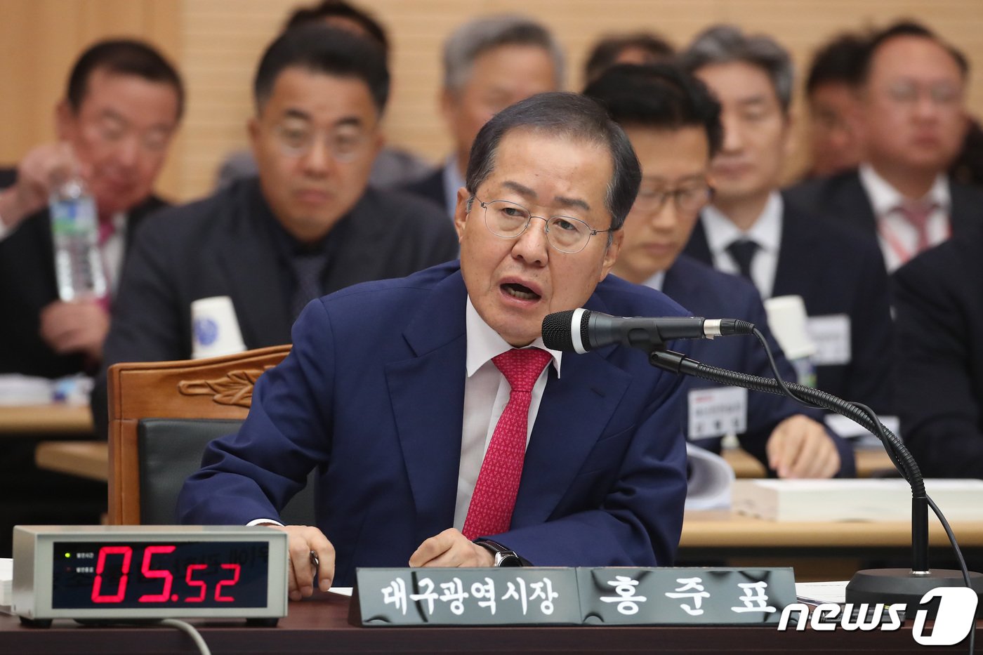 본문 이미지 - 홍준표 대구시장이 23일 오전 대구 북구 대구시청 산격청사에서 열린 국회 행정안전위원회의 대구시에 대한 2023년도 국정감사에서 용혜인 기본소득당 의원의 퀴어축제 관련 질의에 답하고 있다. 2023.10.23/뉴스1 ⓒ News1 공정식 기자