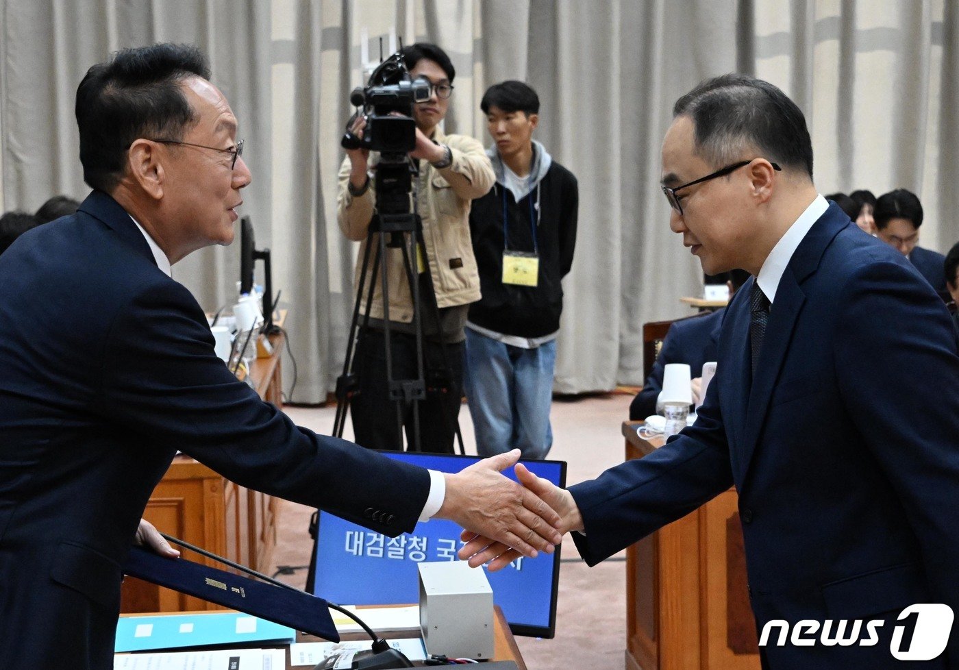 이원석 검찰총장이 23일 서울 서초구 대검찰청에서 열린 국회 법제사법위원회의 대검찰청 국정감사에서 선서문을 김도읍 위원장에게 제출 후 악수하고 있다. 2023.10.23/뉴스1 ⓒ News1 국회사진취재단