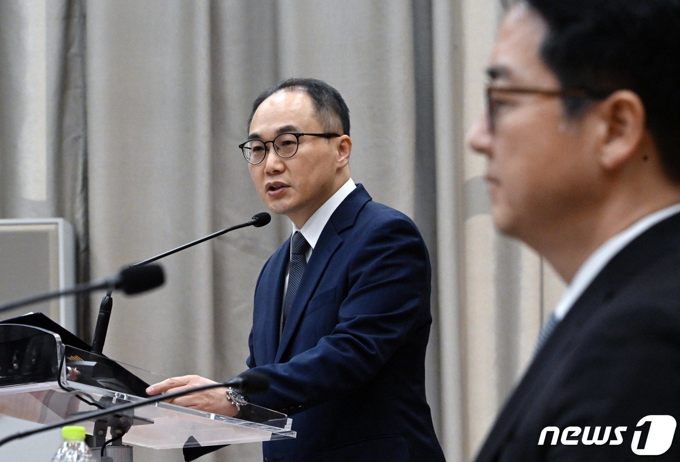 이원석 검찰총장이 23일 서울 서초구 대검찰청에서 열린 국회 법제사법위원회의 대검찰청 국정감사에서 업무보고를 하고 있다. 앞은 심우정 차장검사. 2023.10.23/뉴스1 ⓒ News1 국회사진취재단