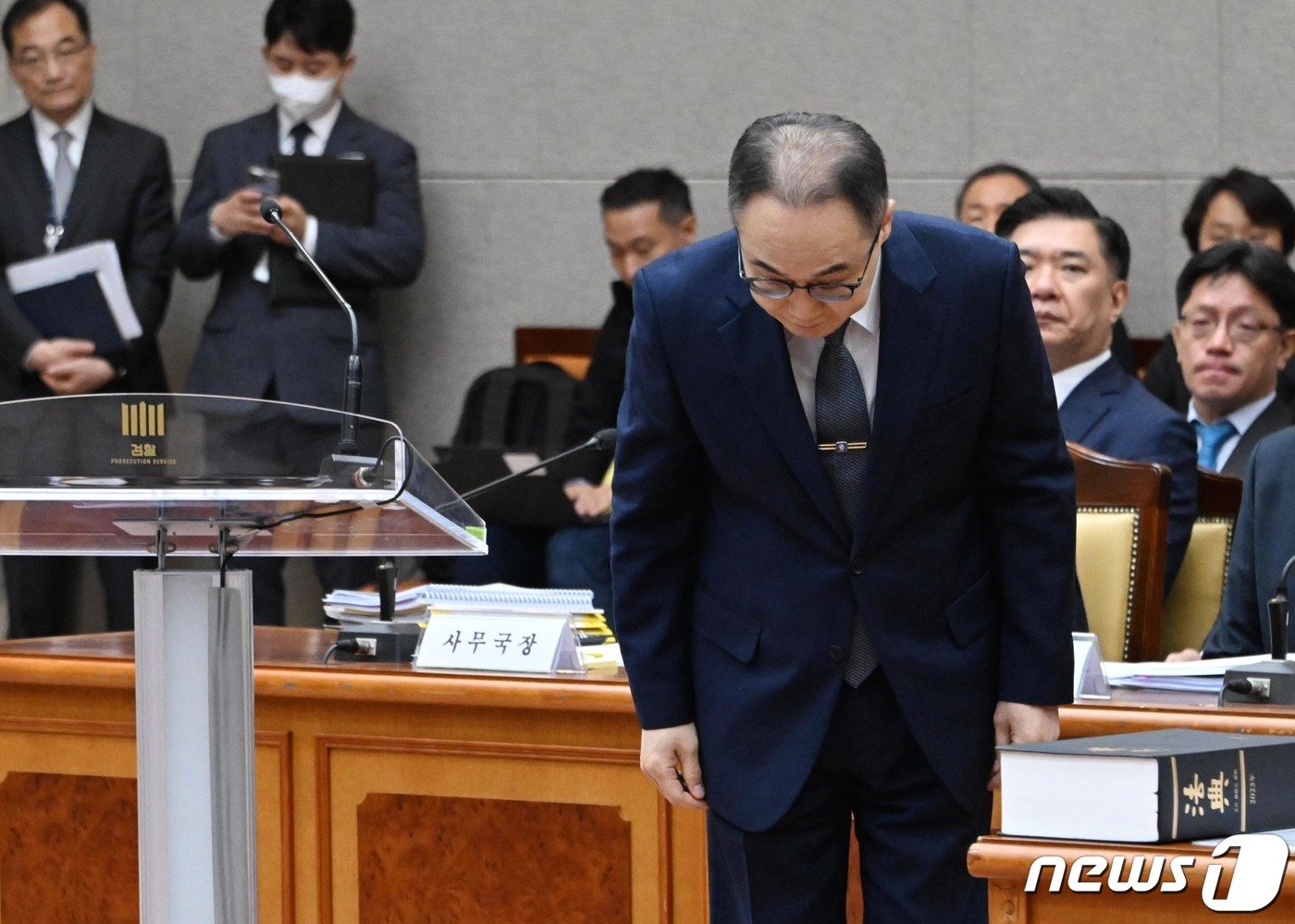 이원석 검찰총장이 23일 서울 서초구 대검찰청에서 열린 국회 법제사법위원회의 대검찰청 국정감사에서 업무보고 전 인사를 하고 있다. 2023.10.23/뉴스1 ⓒ News1 국회사진취재단