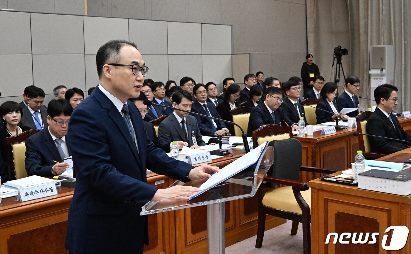 이원석 검찰총장이 23일 서울 서초구 대검찰청에서 열린 국회 법제사법위원회의 대검찰청 국정감사에서 업무보고를 하고 있다. 2023.10.23/뉴스1 ⓒ News1 국회사진취재단