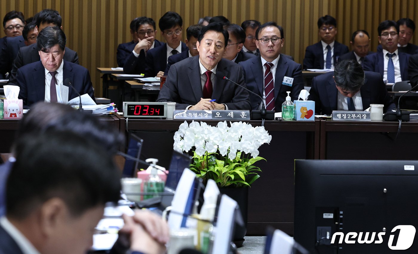 본문 이미지 - 오세훈 서울시장이 23일 오전 서울시청에서 열린 국회 국토교통위원회의 서울시에 대한 국정감사에서 의원 질의에 답변하고 있다. 2023.10.23/뉴스1 ⓒ News1 구윤성 기자