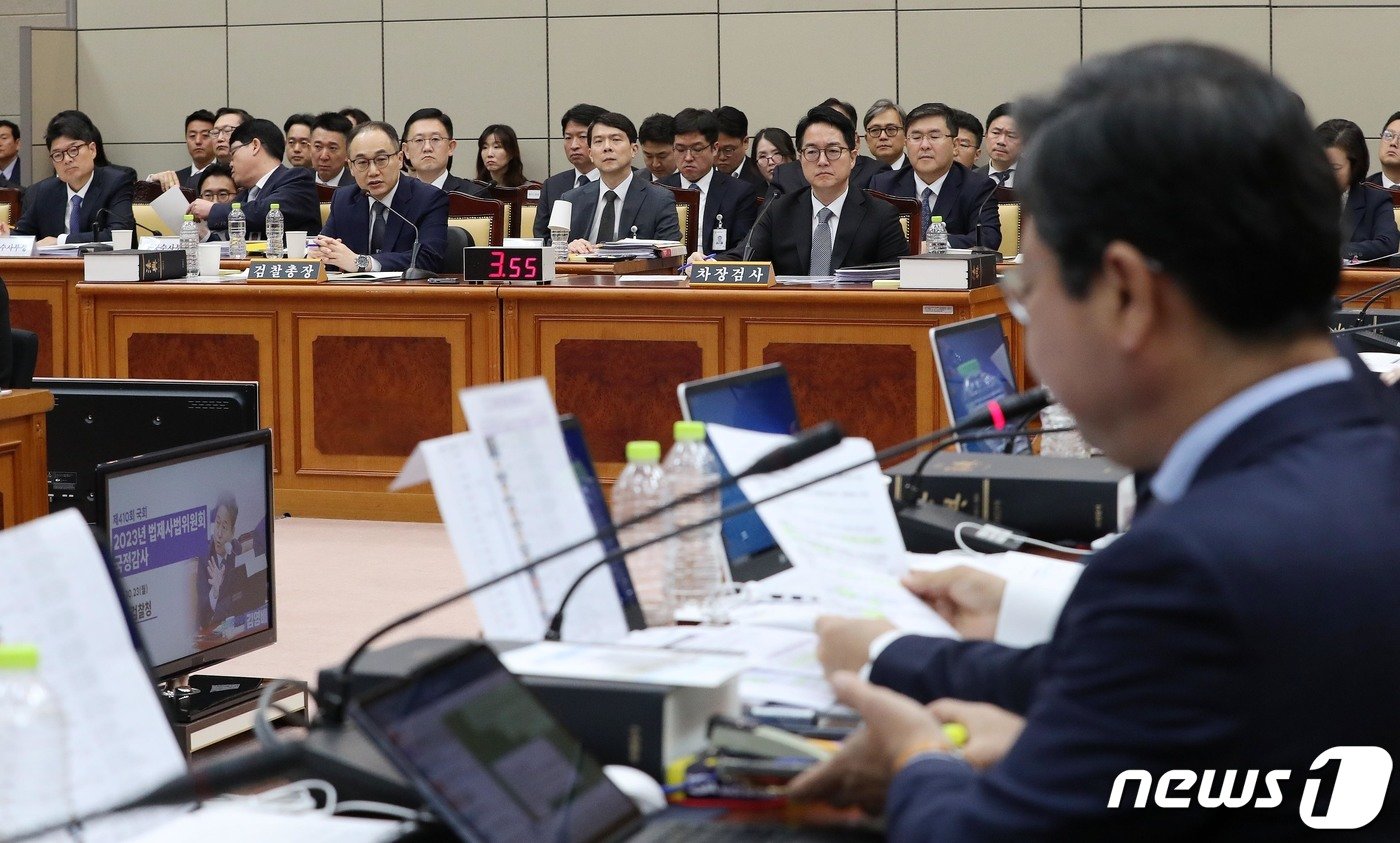 이원석 검찰총장이 23일 서울 서초구 대검찰청에서 열린 국회 법제사법위원회의 대검찰청에 대한 국정감사에서 의원 질의에 답하고 있다. 2023.10.23/뉴스1 ⓒ News1 박세연 기자