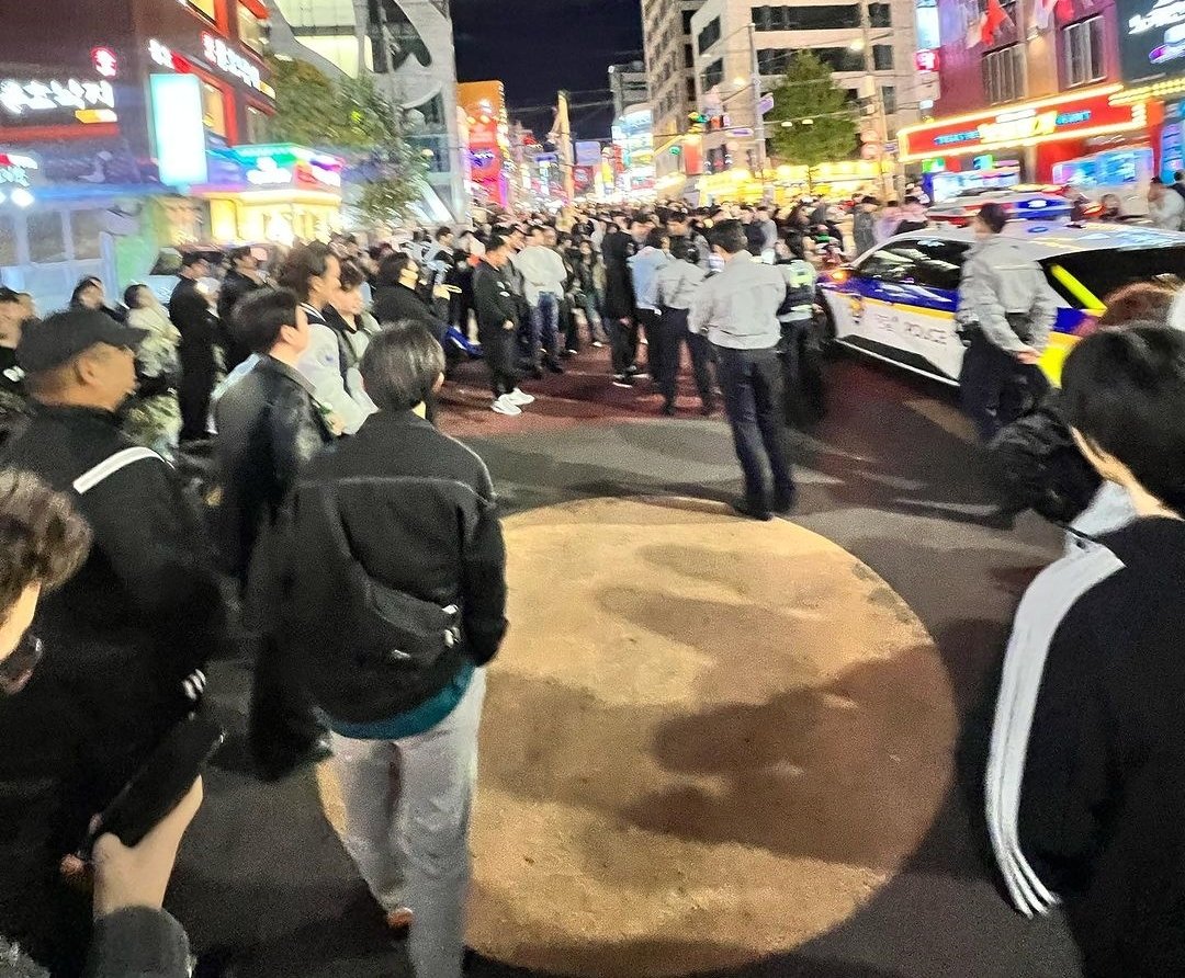 본문 이미지 - 아인의 등장에 인파가 몰리자 경찰이 출동해 해산시켰다. (아인 SNS 갈무리)