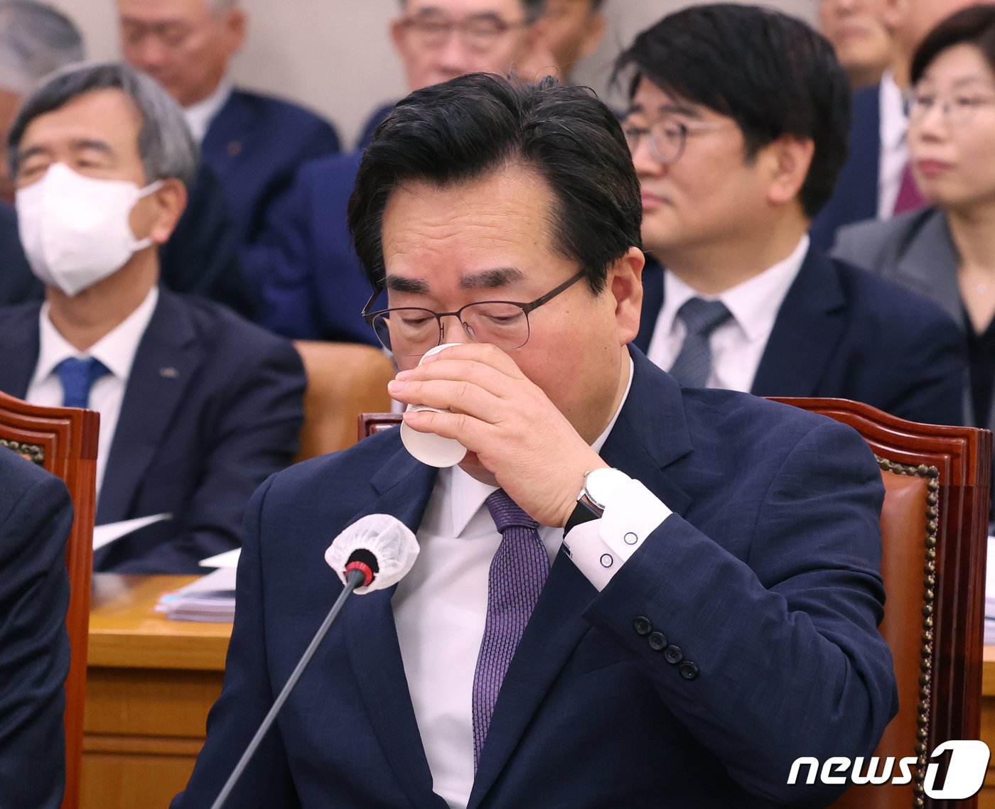 정황근 농림축산식품부 장관이 23일 서울 여의도 국회에서 열린 농림축산식품해양수산위원회의 농림축산식품부 등에 대한 국정감사에서 물을 마시고 있다. 2023.10.23/뉴스1 ⓒ News1 송원영 기자