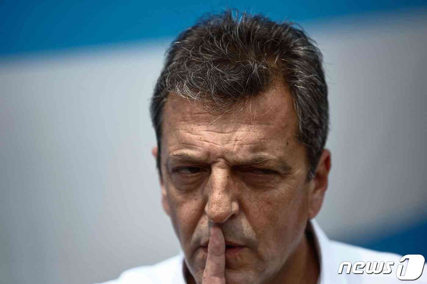 아르헨티나 대선서 1위로 결선 투표에 진출한 세르히오 마사 후보가 22일 (현지시간) 부에노스아이레스에서 투표를 한 뒤 취재진을 만나고 있다. 2023.10.23 © AFP=뉴스1 © News1 우동명 기자