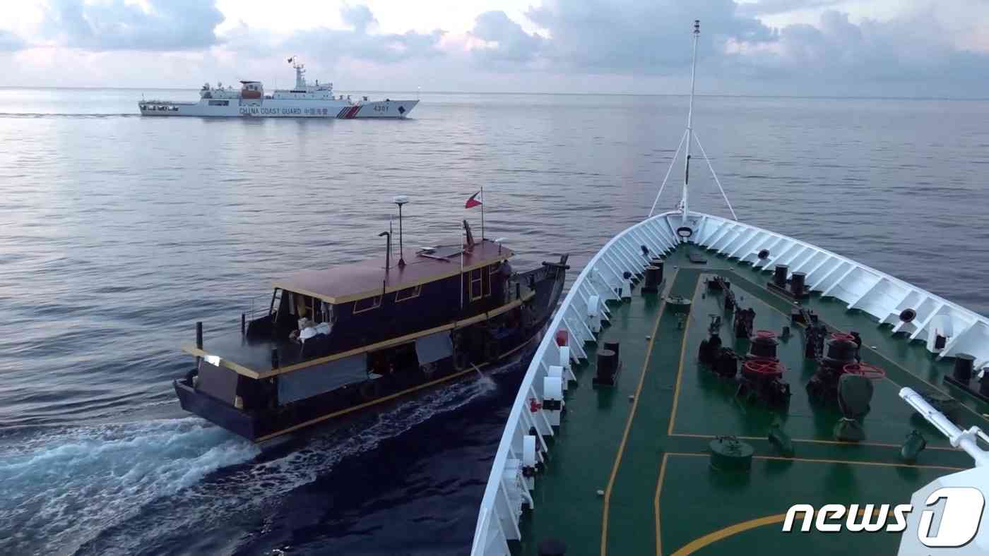 22일 (현지시간) 영유권 문제로 갈등을 빚고 있는 남중국해에서 중국 해경선과 필리핀 보급선이 충돌을 하고 있다. 2023.10.23 © 로이터=뉴스1 © News1 우동명 기자