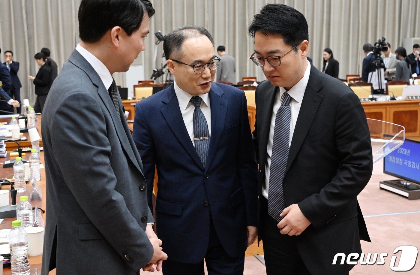 이원석 검찰총장이 23일 서울 서초구 대검찰청에서 열린 국회 법제사법위원회의 대검찰청 국정감사에서 정회 후 성상헌 기획조정부장, 심우정 차장검사와 대화하며 감사장을 나서고 있다. 2023.10.23/뉴스1 ⓒ News1 국회사진취재단