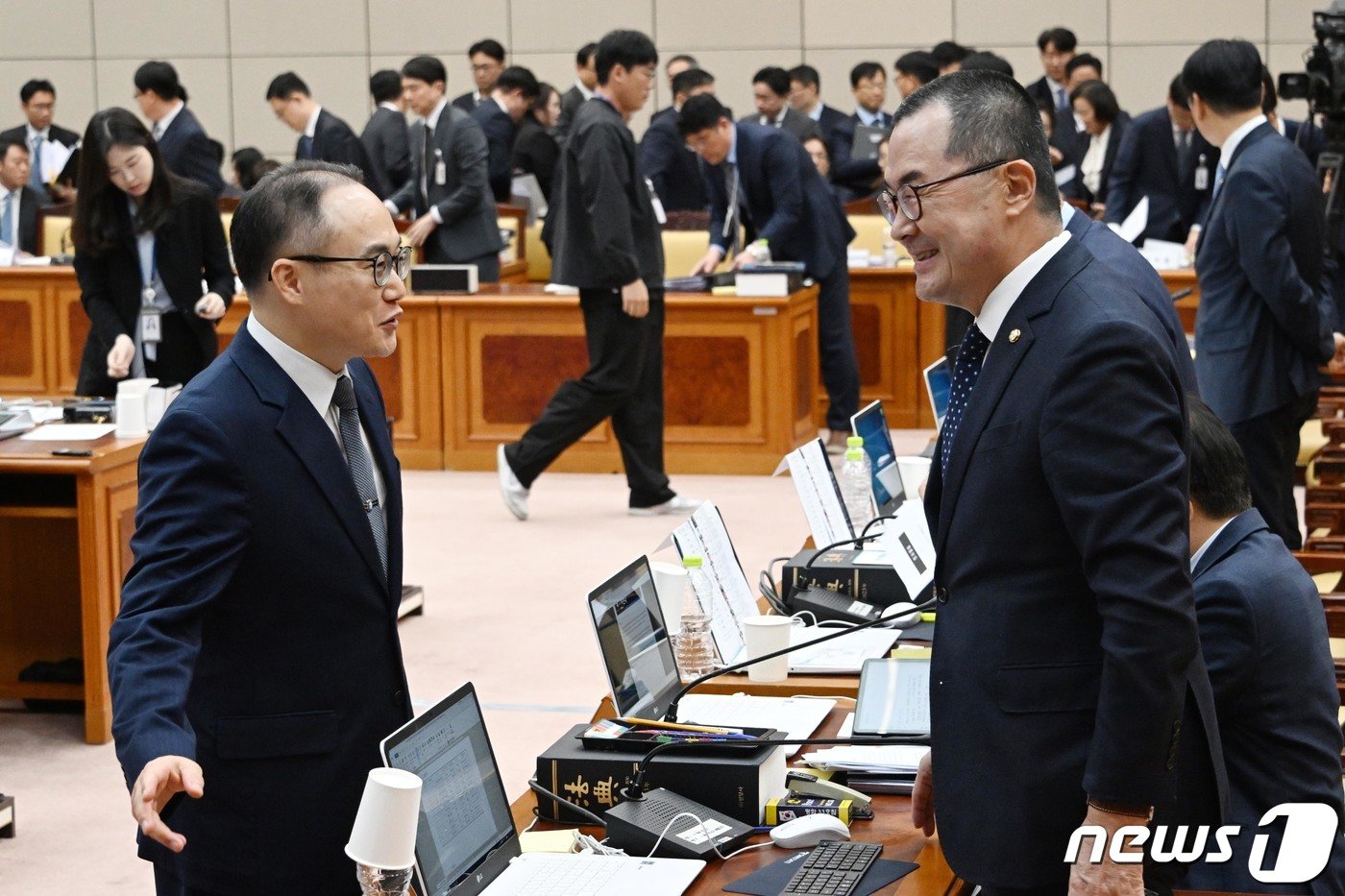 이원석 검찰총장이 23일 서울 서초구 대검찰청에서 열린 국회 법제사법위원회의 대검찰청 국정감사에서 정회 후 소병철 더불어민주당 간사와 대화하고 있다. 2023.10.23/뉴스1 ⓒ News1 국회사진취재단