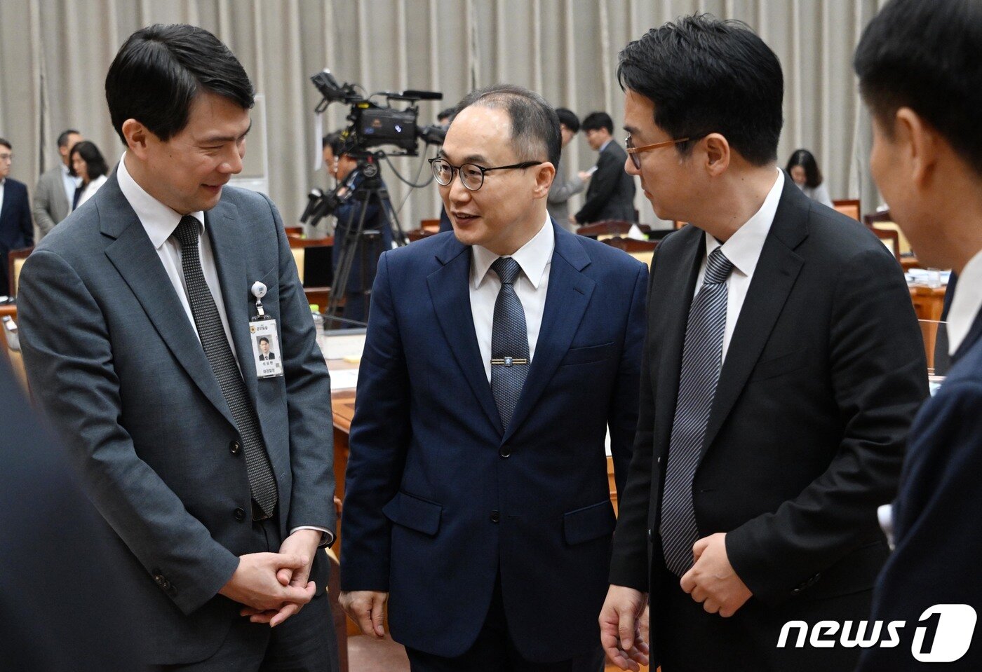 본문 이미지 - 이원석 검찰총장이 23일 서울 서초구 대검찰청에서 열린 국회 법제사법위원회의 대검찰청 국정감사에서 정회 후 성상헌 기획조정부장&#40;왼쪽&#41;, 심우정 차장검사와 대화하며 감사장을 나서고 있다. 2023.10.23/뉴스1 ⓒ News1 국회사진취재단