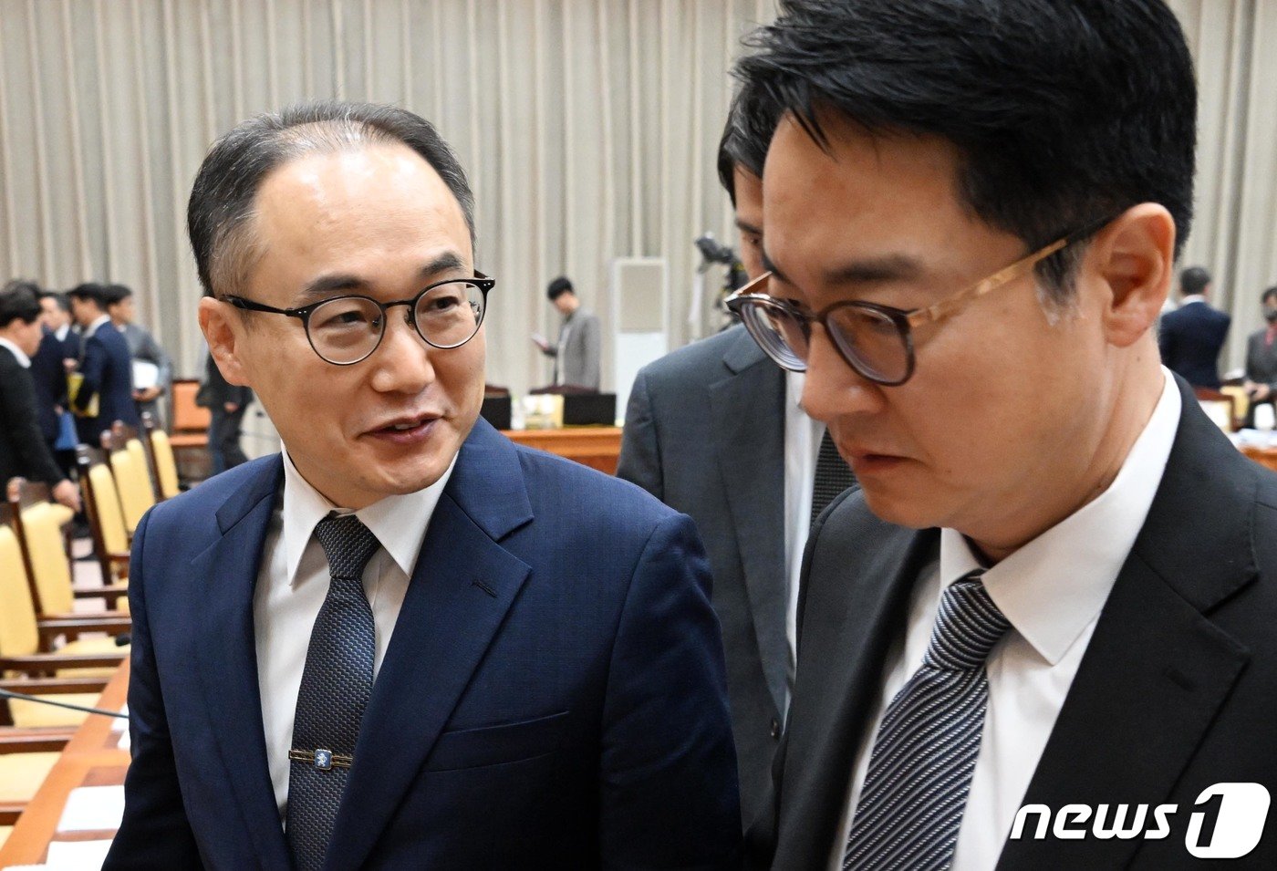 본문 이미지 - 이원석 검찰총장이 23일 서울 서초구 대검찰청에서 열린 국회 법제사법위원회의 대검찰청 국정감사에서 정회 후 심우정 차장검사와 대화하며 감사장을 나서고 있다. 2023.10.23/뉴스1 ⓒ News1 국회사진취재단