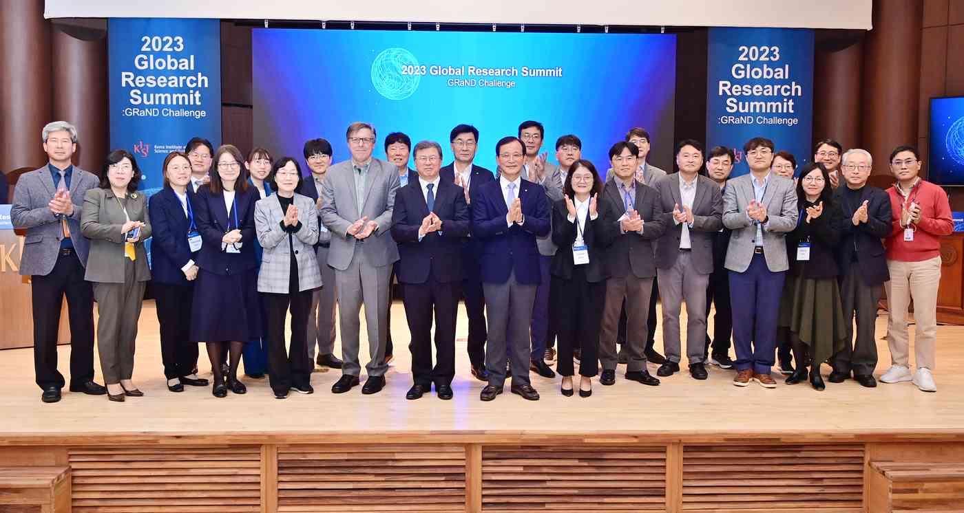 한국과학기술연구원이 주최한 글로벌리서치 서밋에 참석한 연구관계자들이 단체 기념촬영을 하고 있다. (한국과학기술연구원 제공) 2023.10.23 /뉴스1