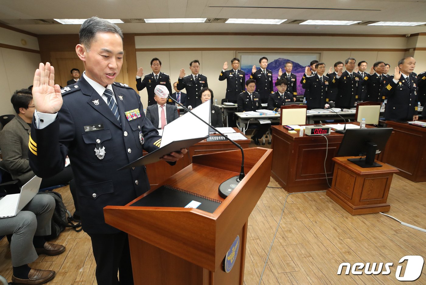 본문 이미지 - 김수영 대구경찰청장이 23일 오후 대구 수성구 대구경찰청에서 열린 국회 행정안전위원회의 대구경찰청에 대한 2023년도 국정감사에서 선서하고 있다. 2023.10.23/뉴스1 ⓒ News1 공정식 기자