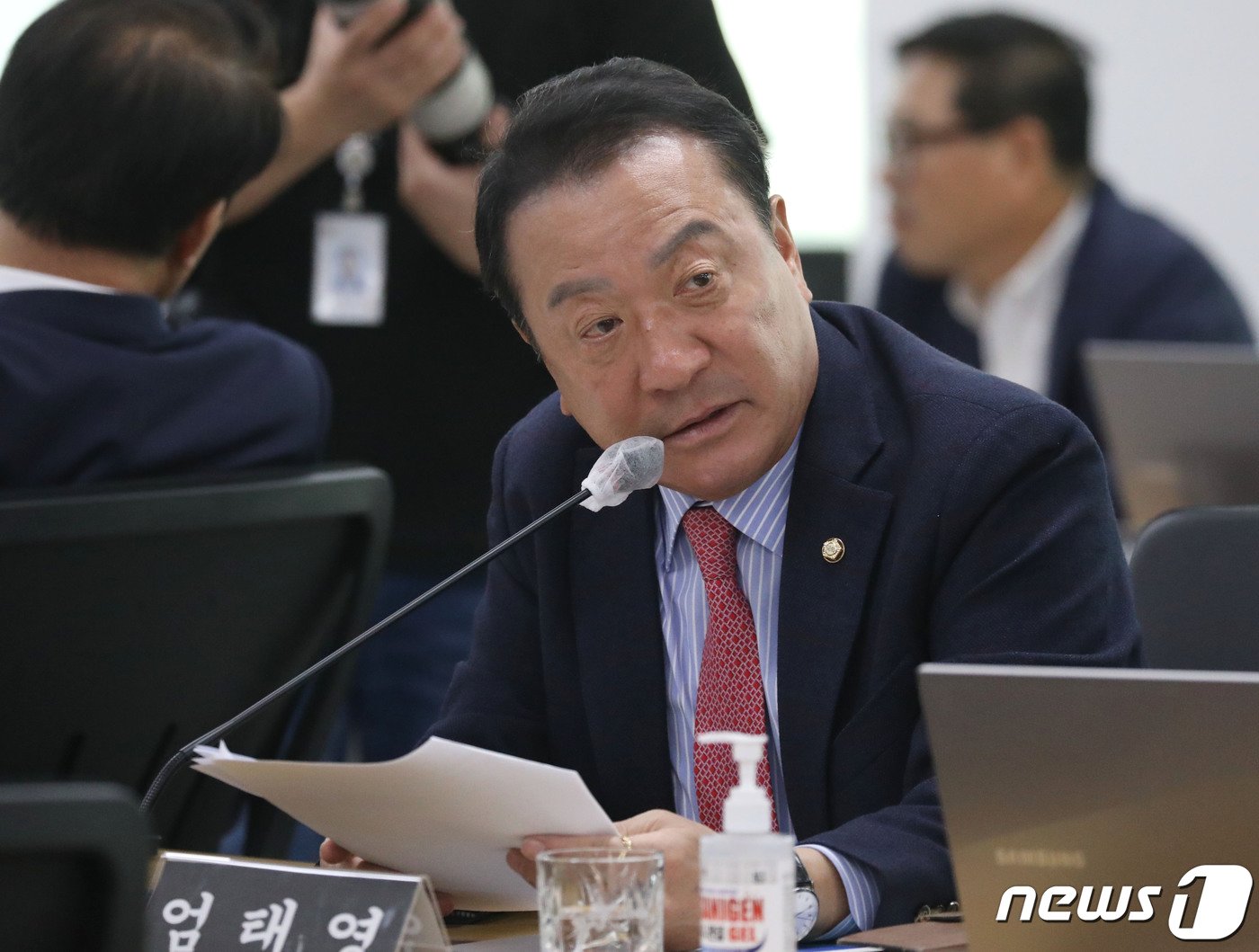 본문 이미지 - 엄태영 국민의힘 의원이 23일 오후 경기 수원시 영통구 경기도청에서 열린 국회 국토교통위원회의 경기도에 대한 국정감사에서 질의를 하고 있다. 2023.10.23/뉴스1 ⓒ News1 김영운 기자