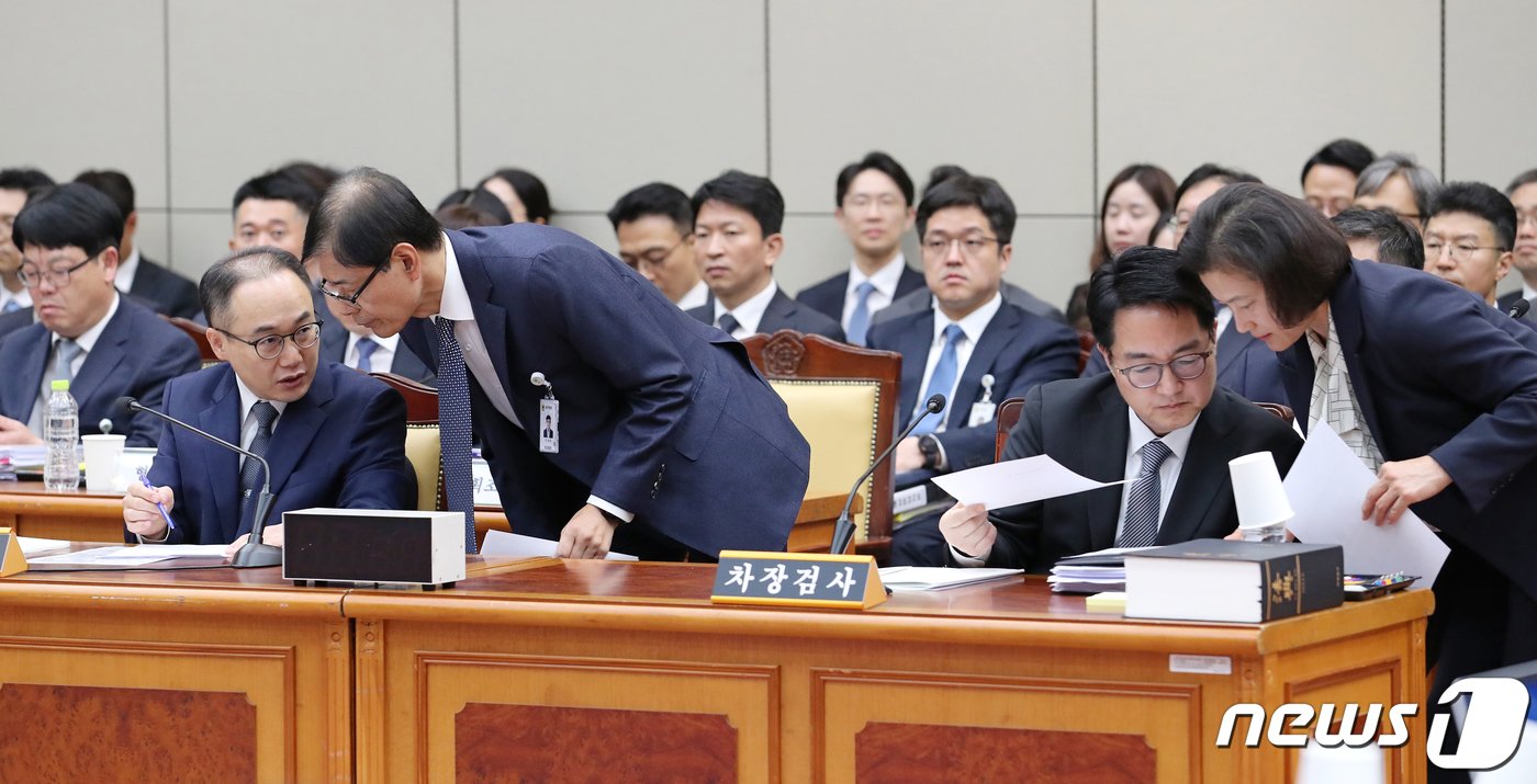 이원석 검찰총장이 23일 서울 서초구 대검찰청에서 열린 국회 법제사법위원회의 대검찰청에 대한 국정감사에서 이성희 감찰부장과 귀엣말을 하고 있다. 앞줄 왼쪽부터 이 총장, 이 감찰부장, 심우정 차장검사, 정유미 공판송무부장. 2023.10.23/뉴스1 ⓒ News1 국회사진취재단