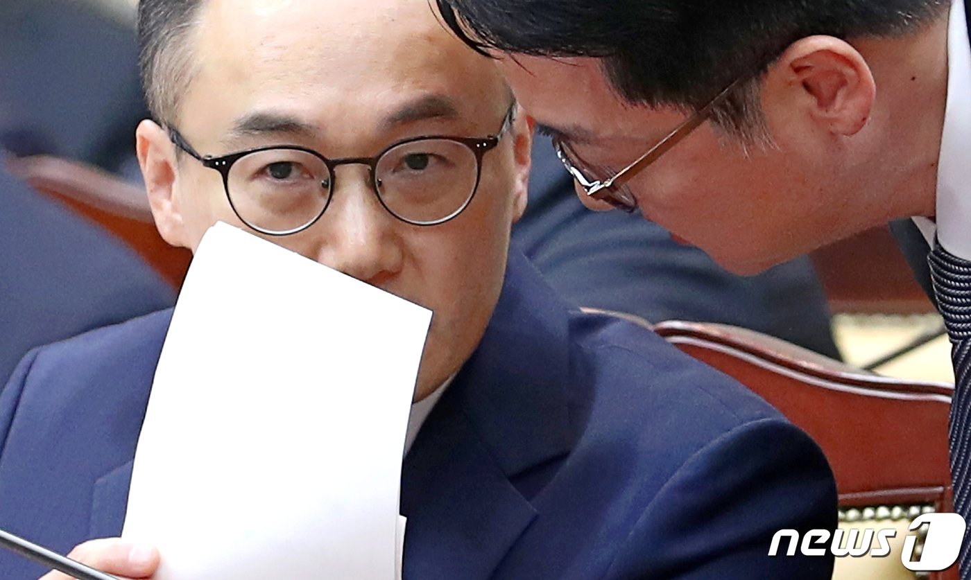본문 이미지 - 이원석 검찰총장이 23일 대검 국정감사에서 심우정 차장검사와 귀엣말을 하고 있다. 2023.10.23/뉴스1 ⓒ News1 국회사진취재단