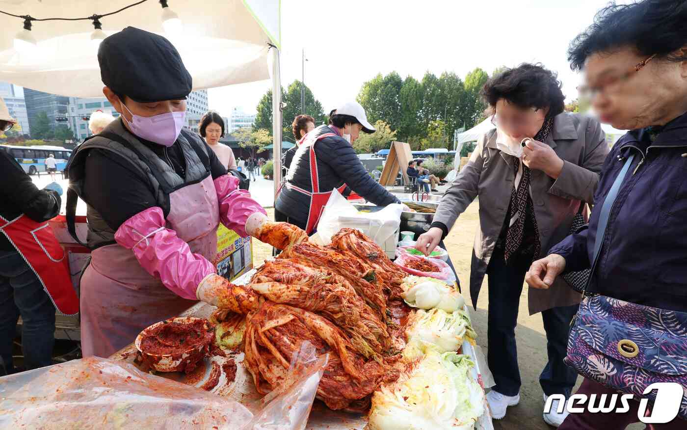 23일 서울 중구 서울광장에서 열린 '2023 전라남도 직거래장터'에서 시민들이 김치를 맛보고 있다. 전남의 우수 농수특산물의 수도권 홍보와 시장 판로 확대를 위해 열린 이번 행사에는 전남 22개 시·군에서 추천한 95개 업체가 참여한다. 2023.10.23/뉴스1 © News1 김성진 기자