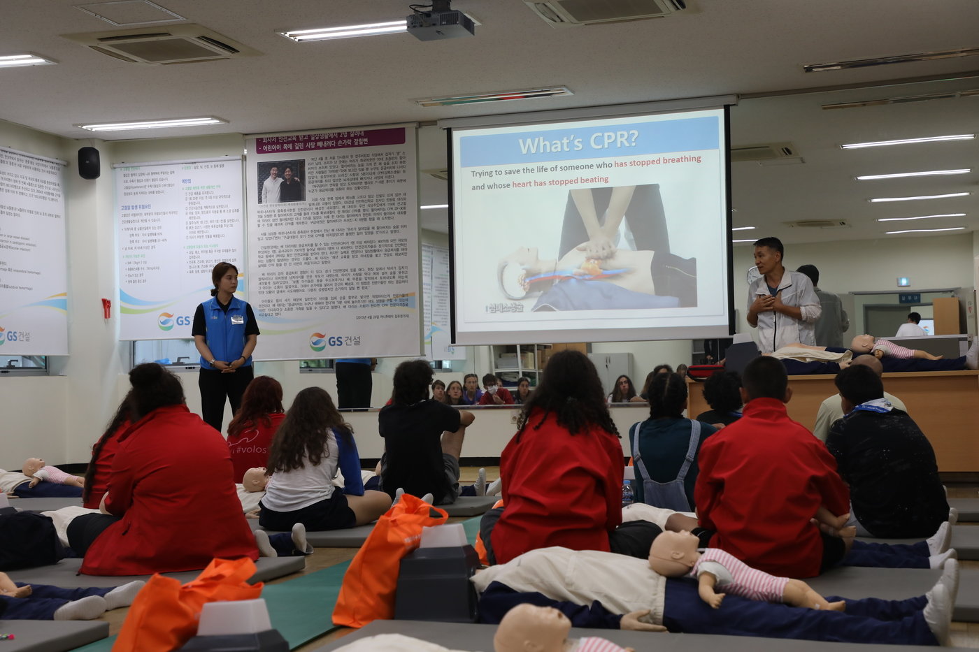 본문 이미지 - 지난 8월 잼버리 대원들이 GS건설 안전혁신학교 방문해 체험을 실시하고 있다. (GS건설 제공)
